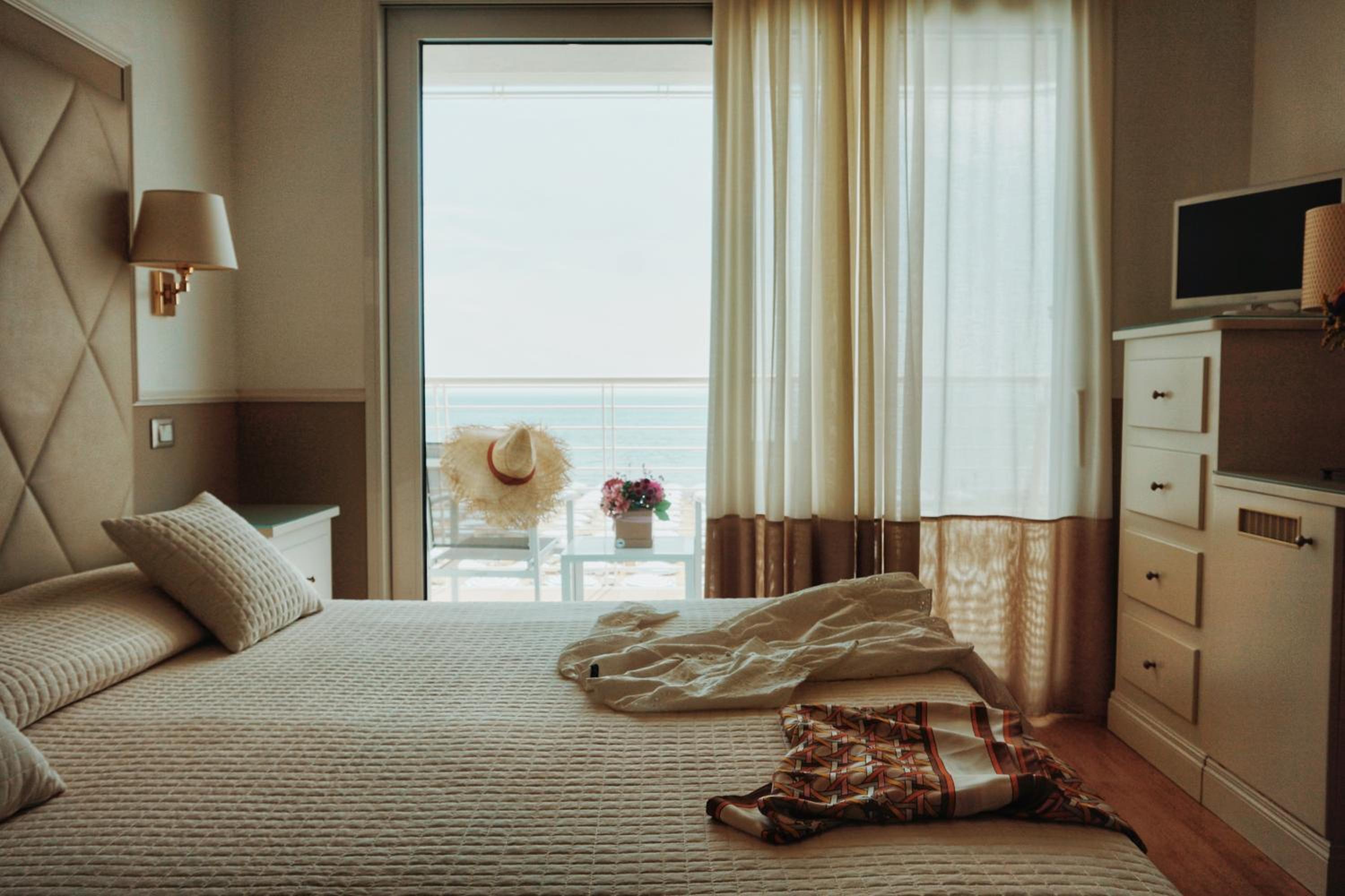 Double or Twin Room with Sea View - Photo 1