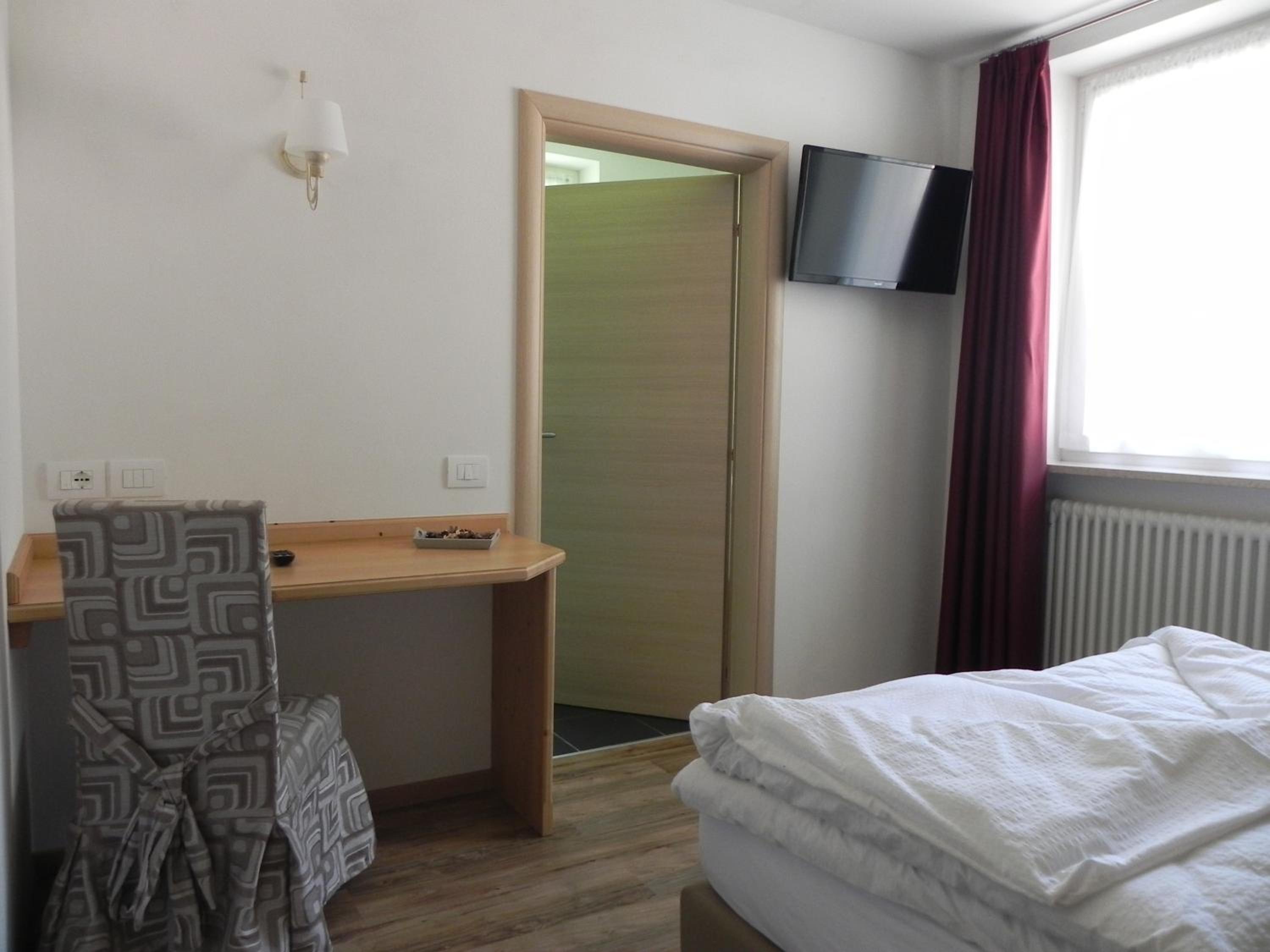 Basic Double Room photo 3