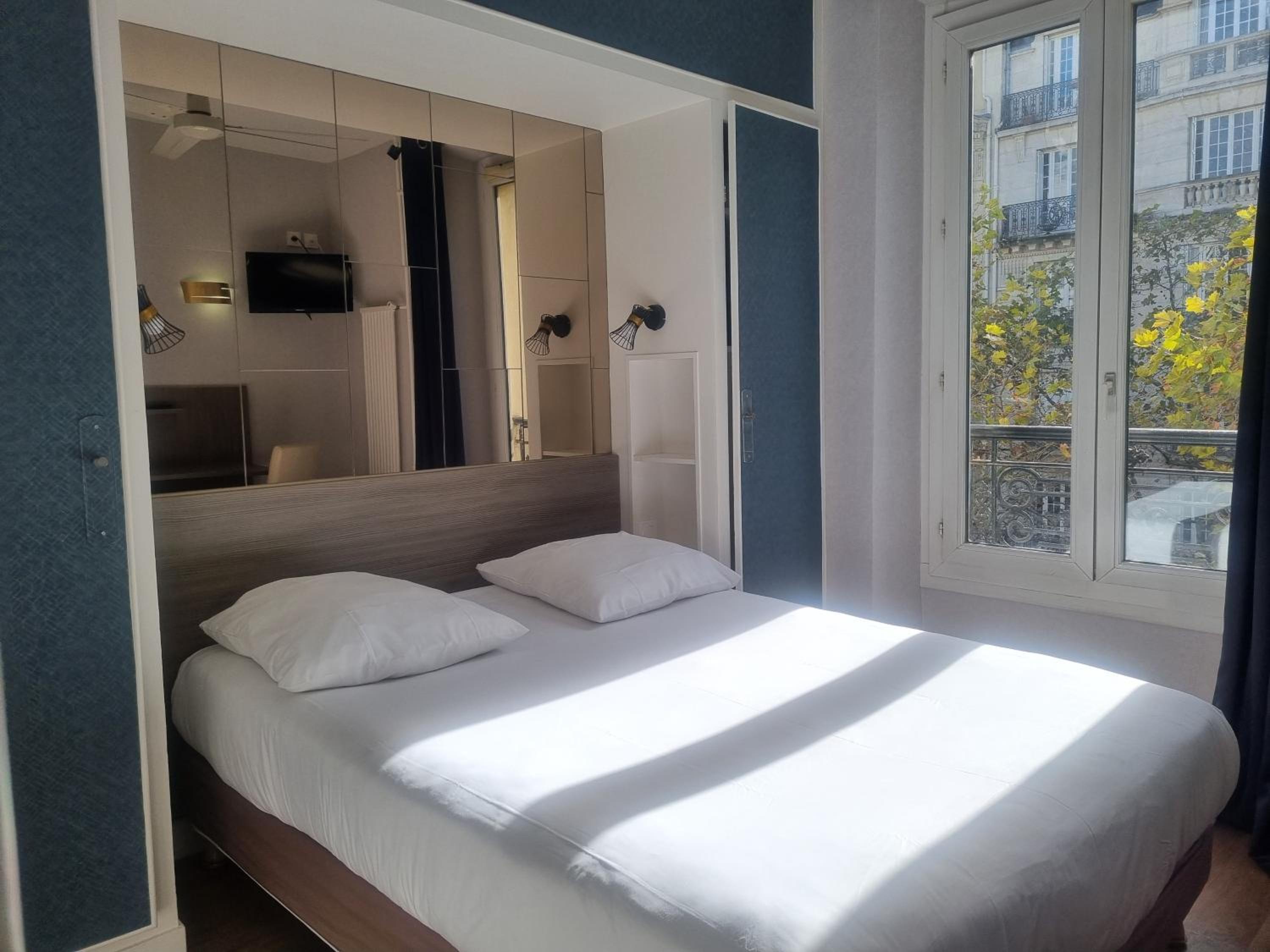 Double Room with Eiffel Tower View photo 3