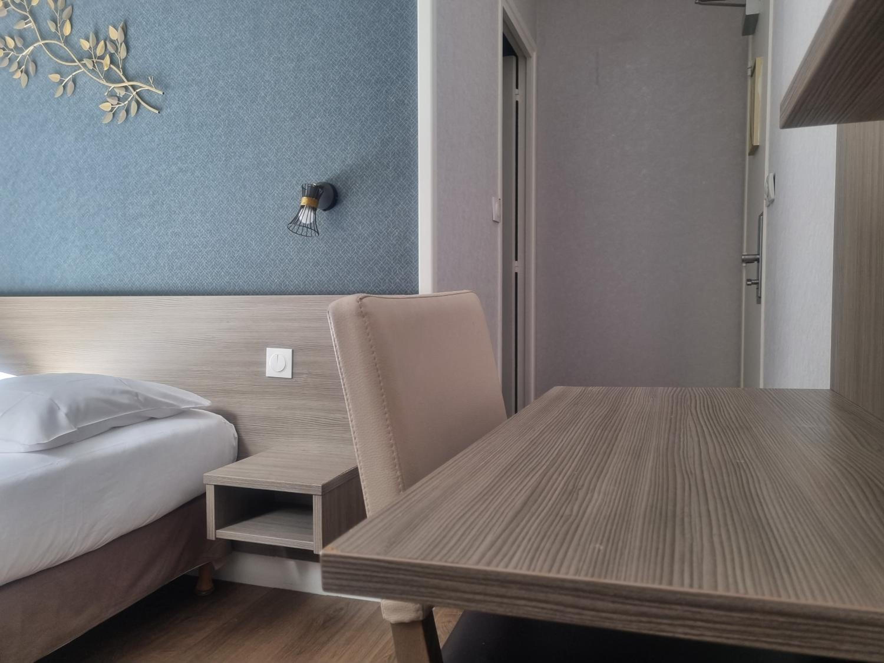 Double Room with Eiffel Tower View photo 3