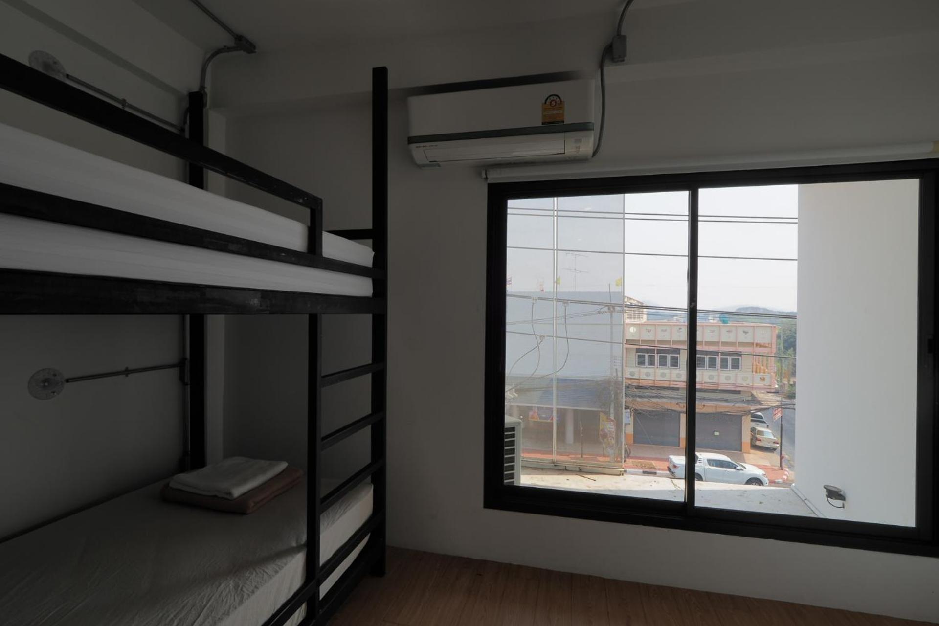 Standard Twin Room with Shared Bathroom photo 2