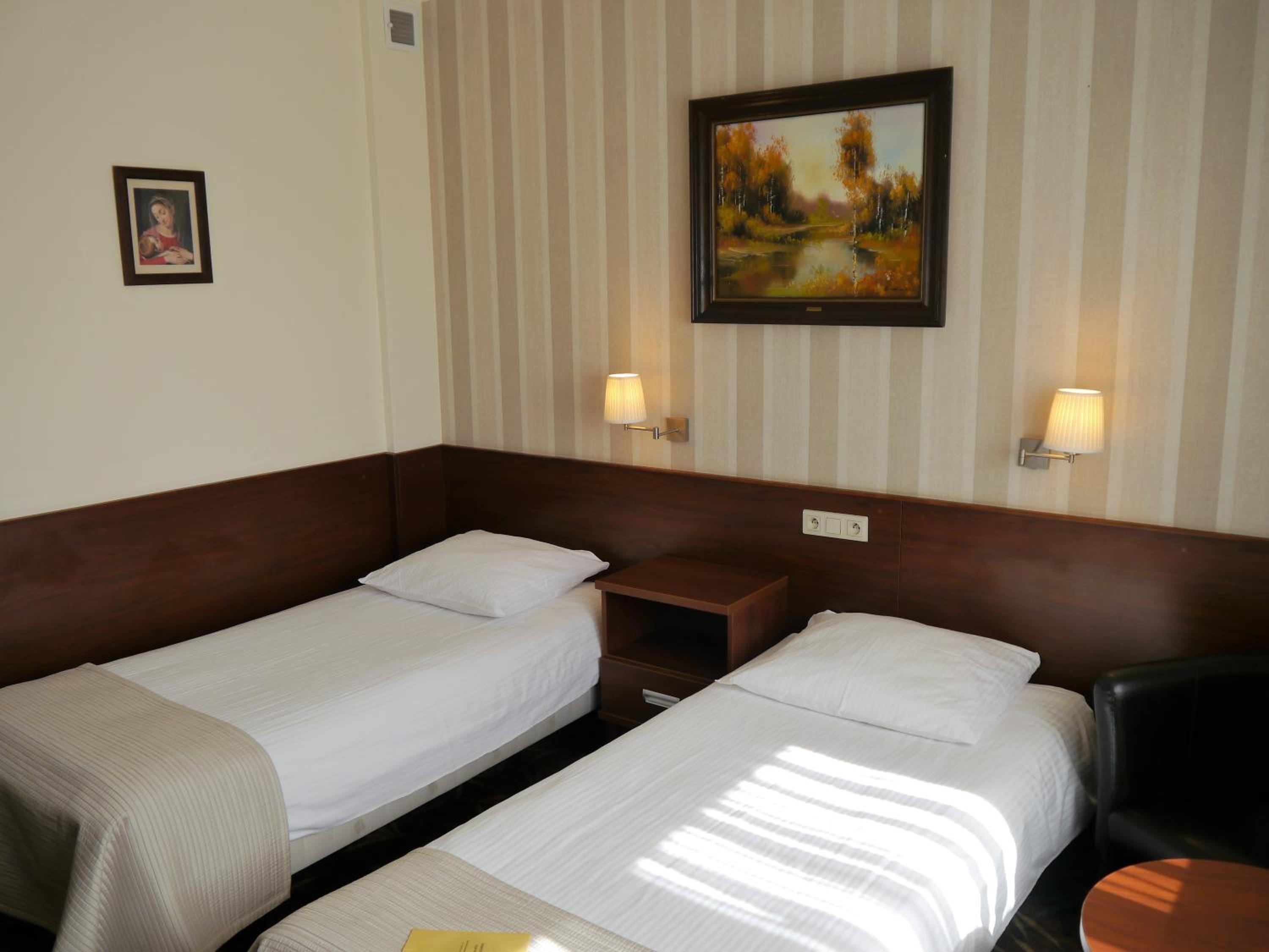 Standard Twin Room - Photo 8