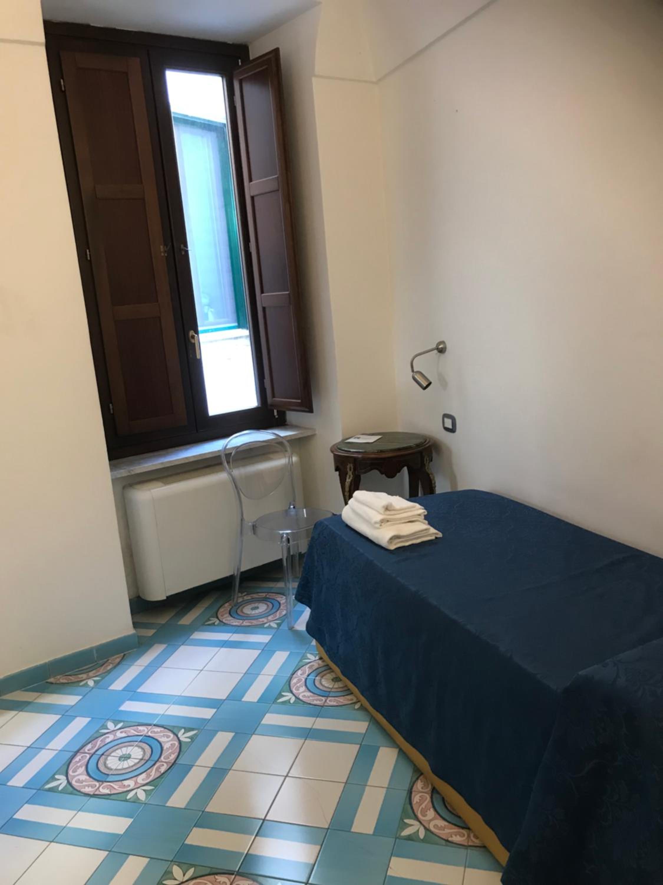Single Room with Street View photo 2