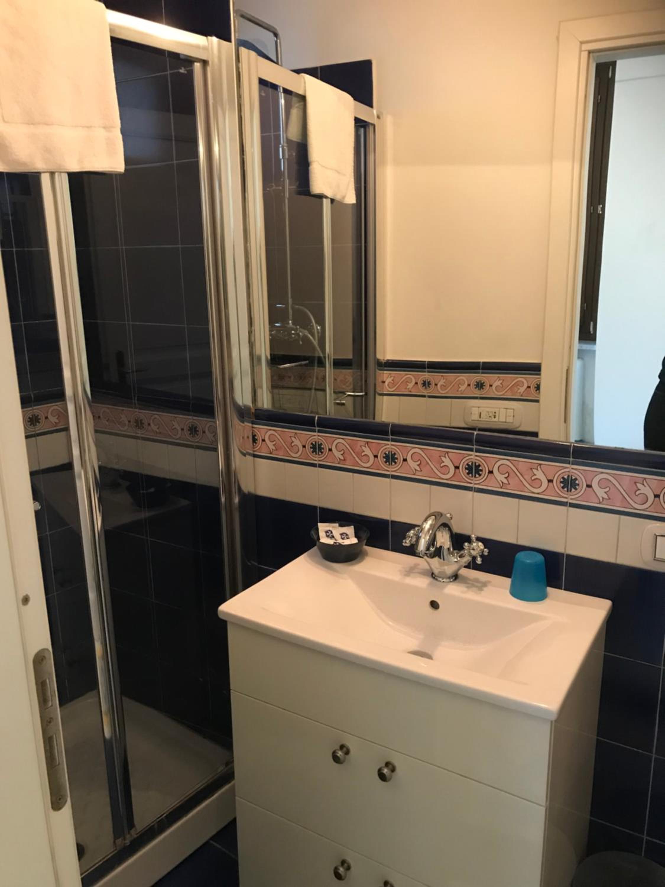 Single Room with Street View photo 3