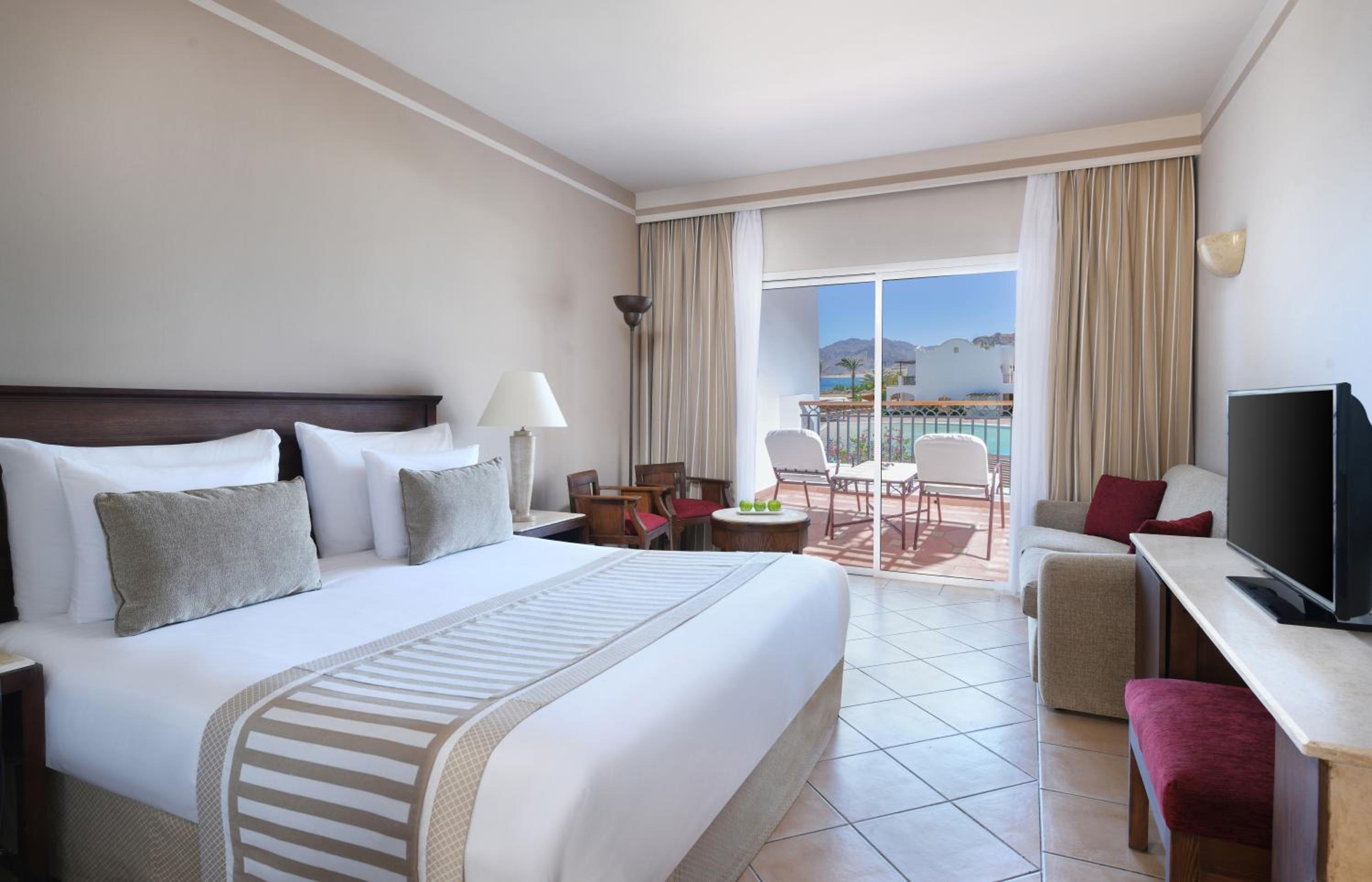 Superior, Queen or Twin Bed, Partial Sea View