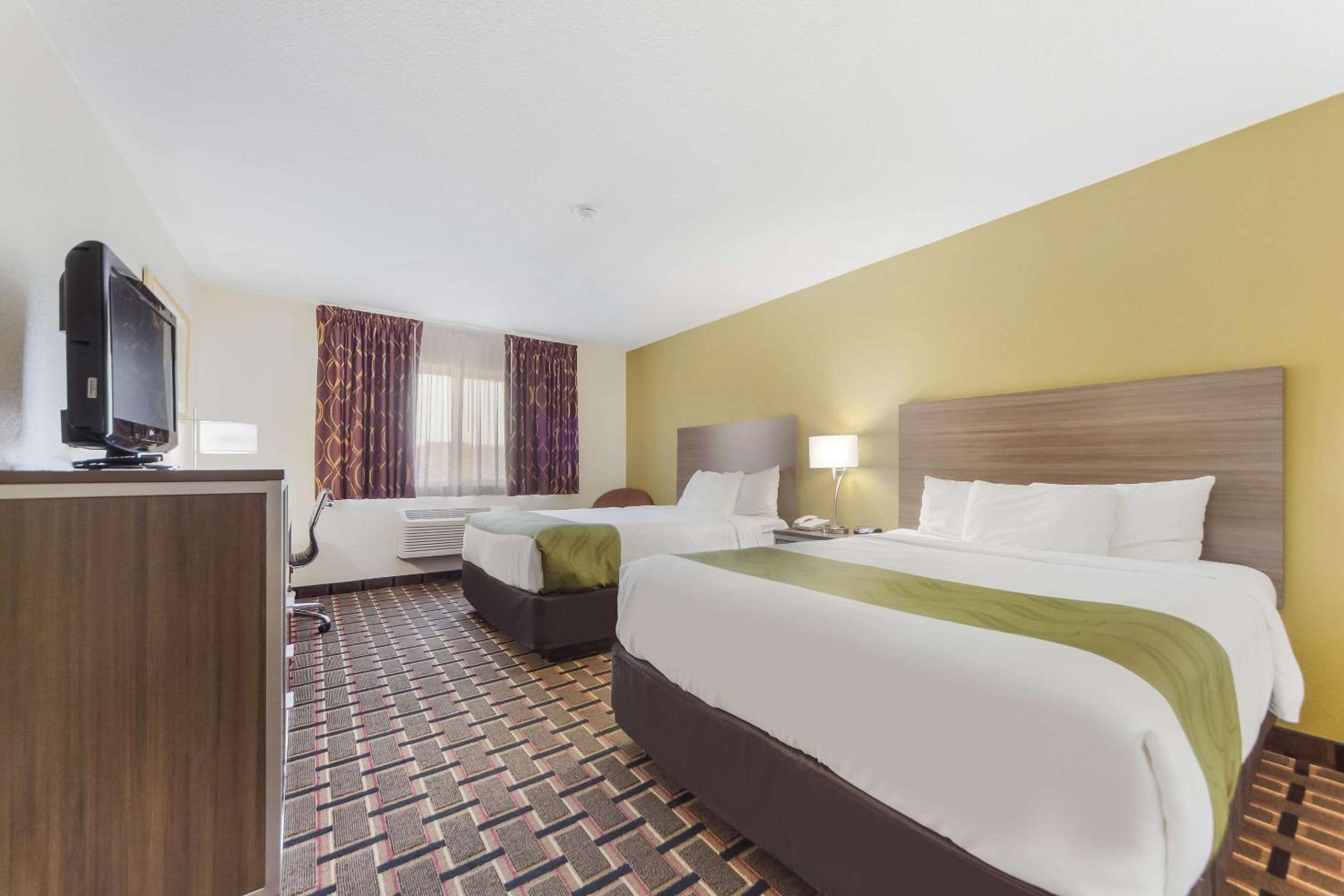 Queen Room with Two Queen Beds - Photo 1