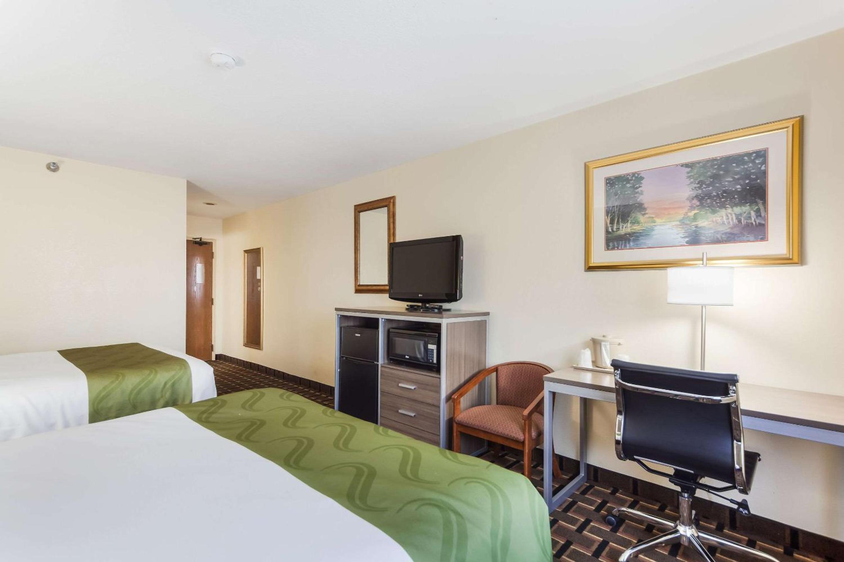 Queen Room with Two Queen Beds - Photo 3