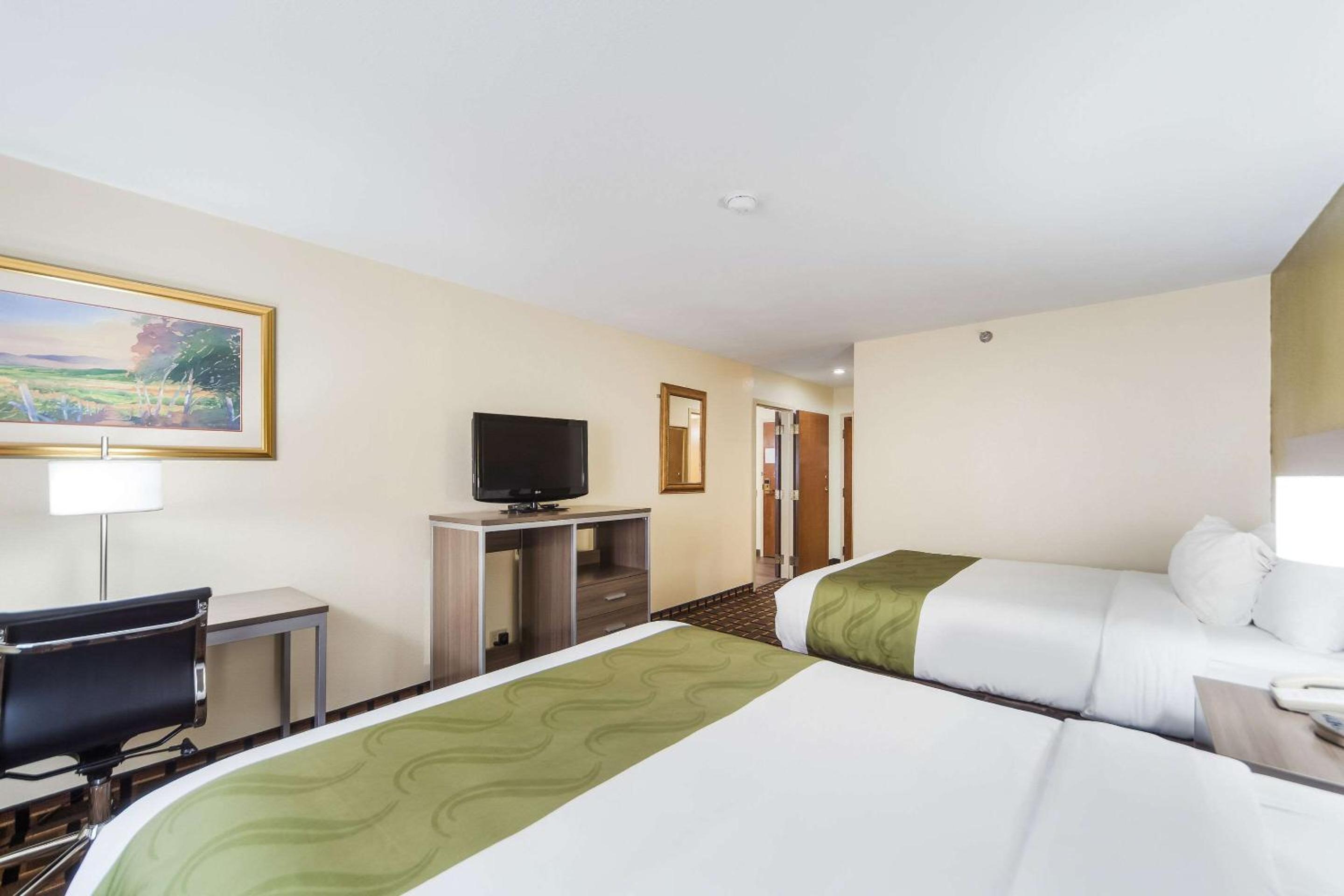 Queen Suite with Two Queen Beds - Non-Smoking - Photo 3