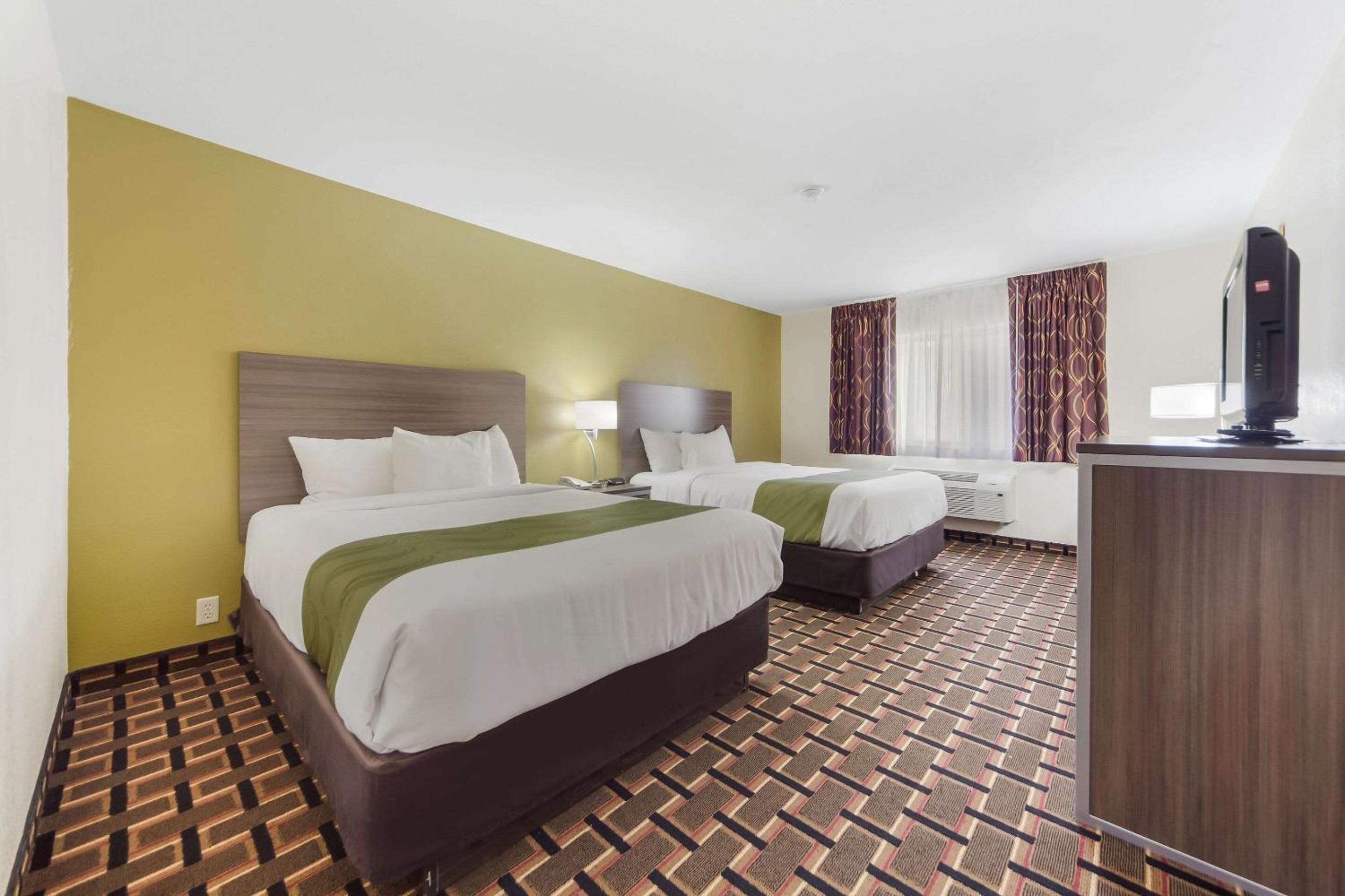 Queen Suite with Two Queen Beds - Non-Smoking - Photo 4