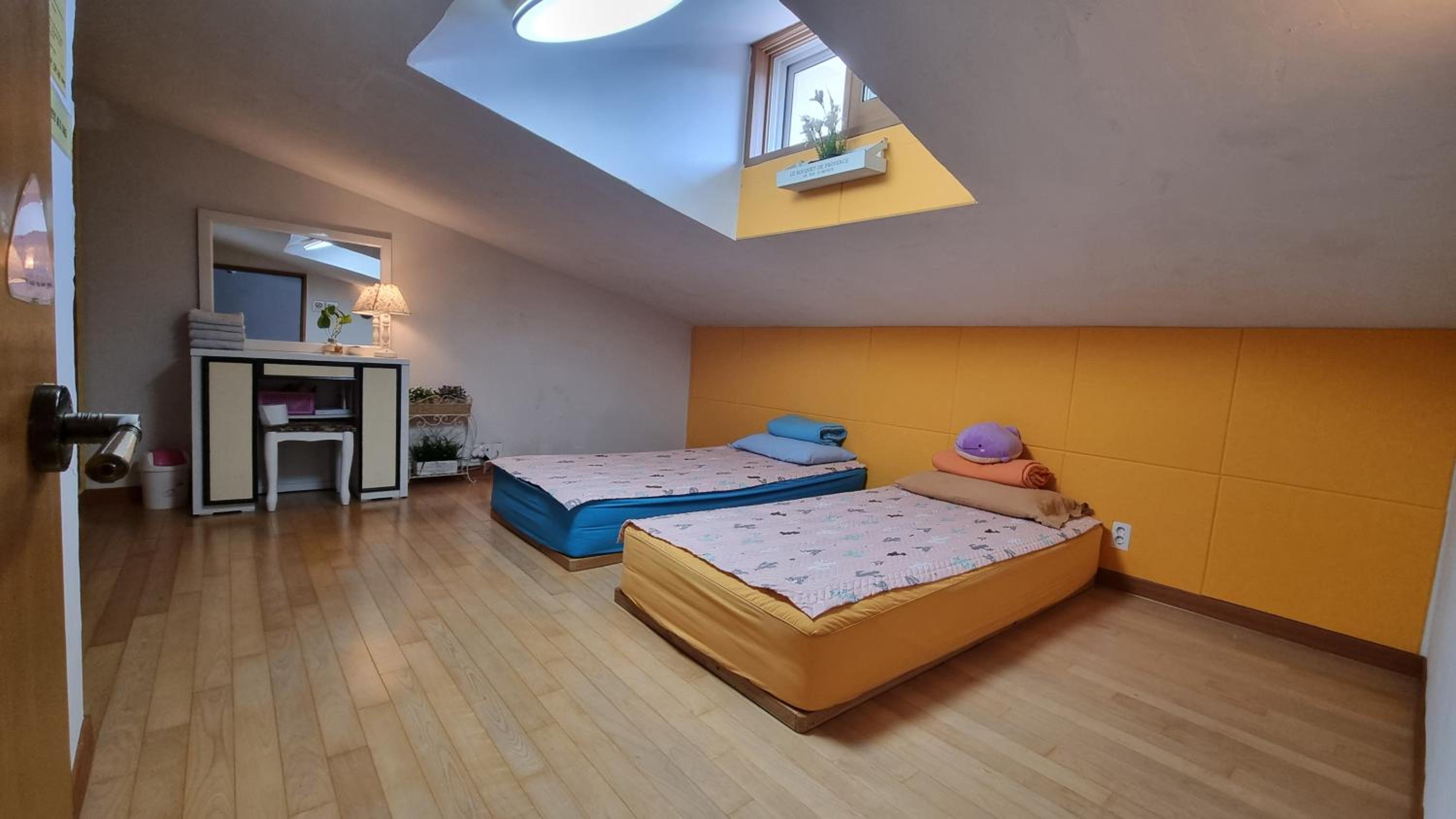 Twin Room with Private Bathroom - Photo 2