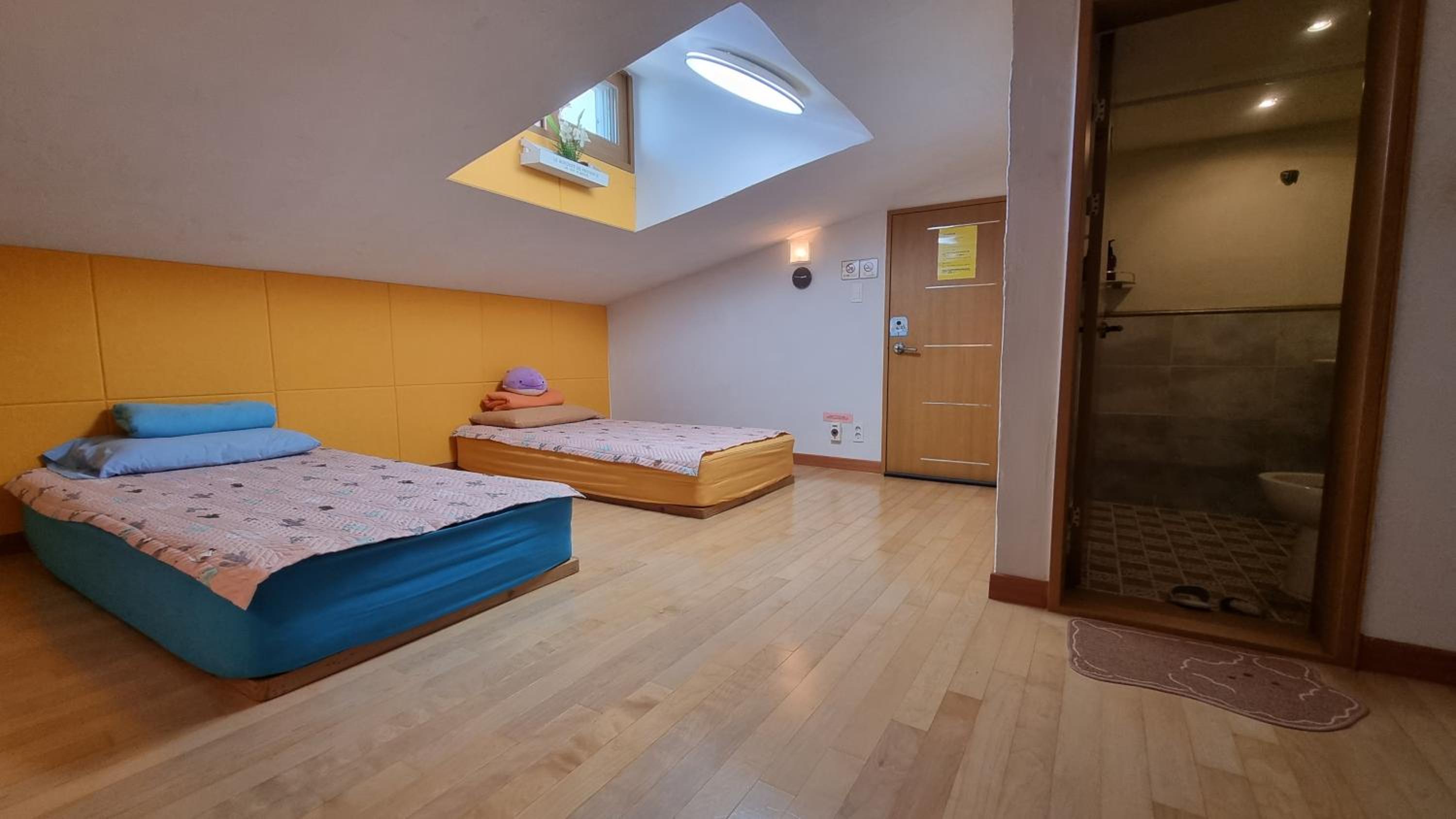 Twin Room with Private Bathroom - Photo 5