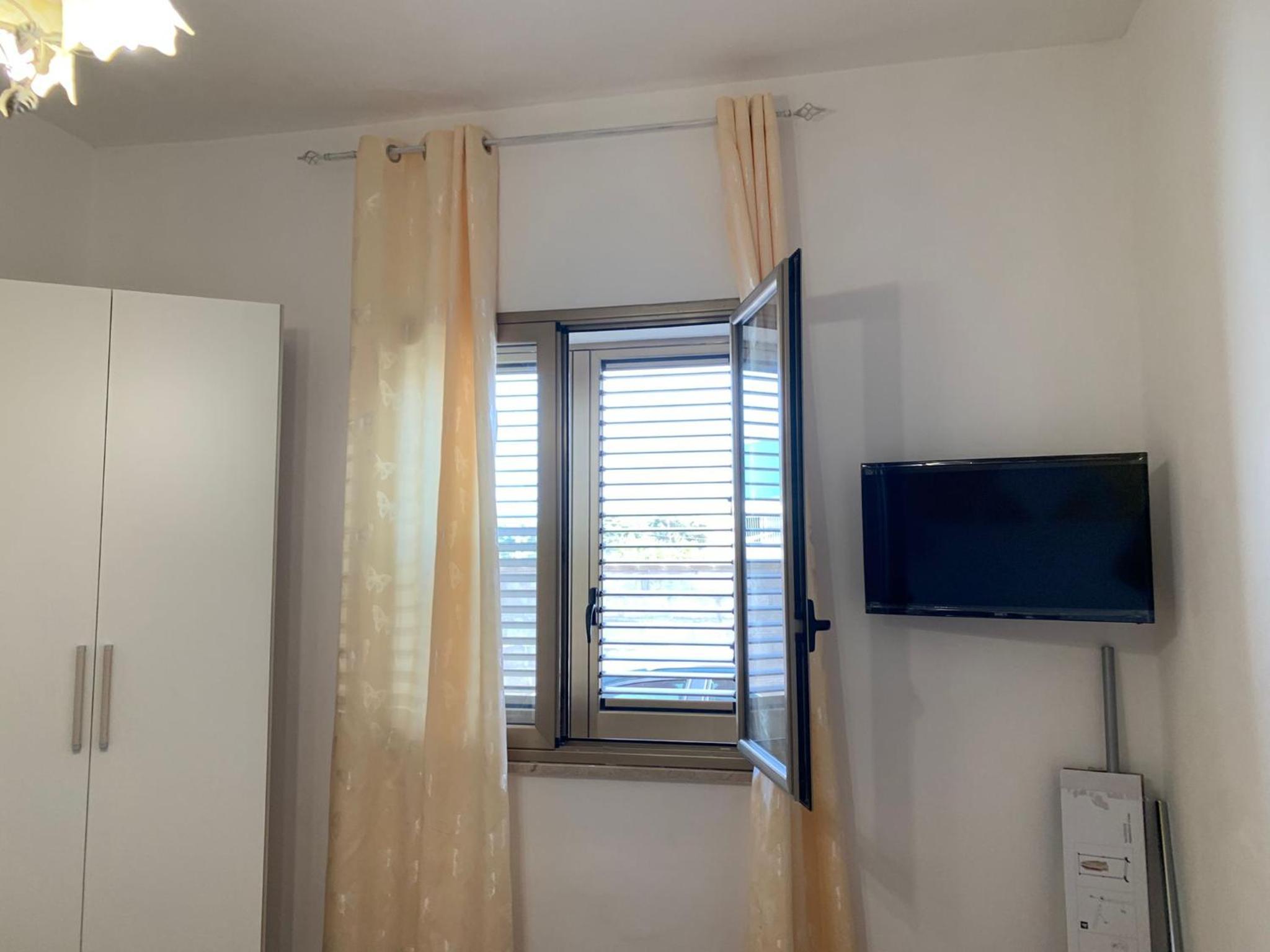 One-Bedroom House - Photo 31