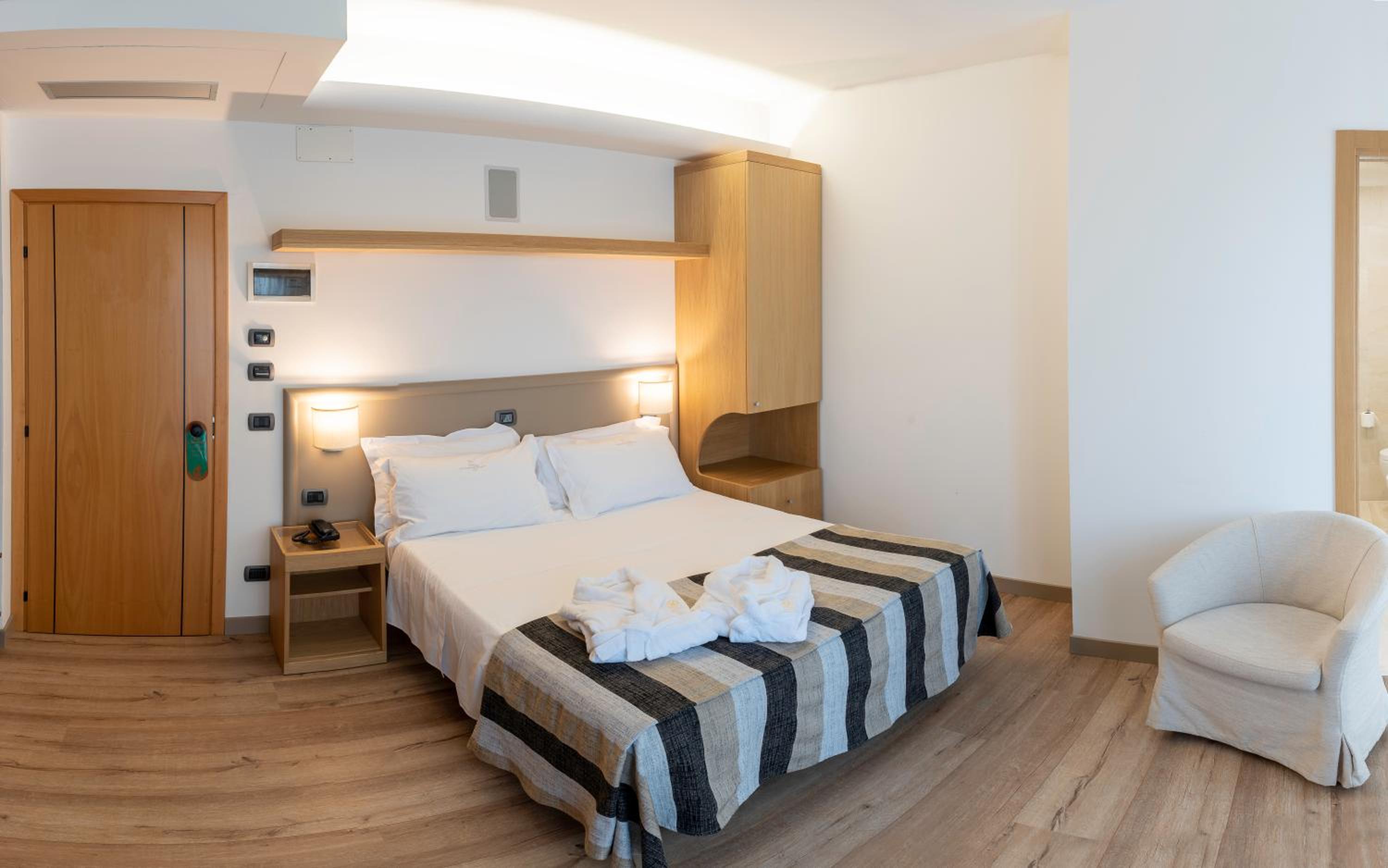 Double Room with Lateral Sea View - Photo 1