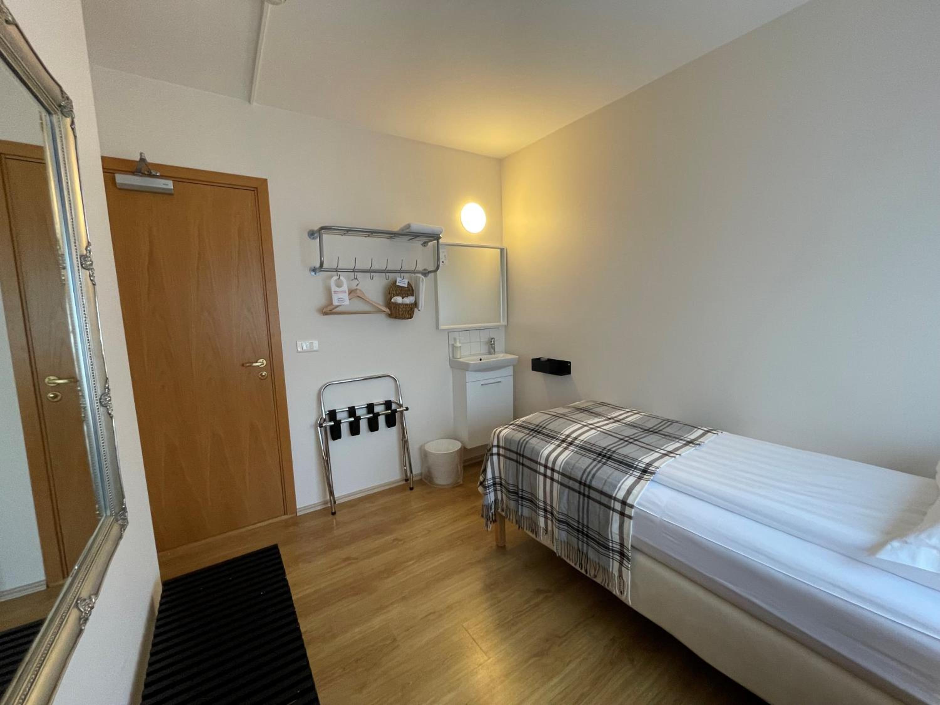 Basic Single Room with Shared Bathroom photo 2