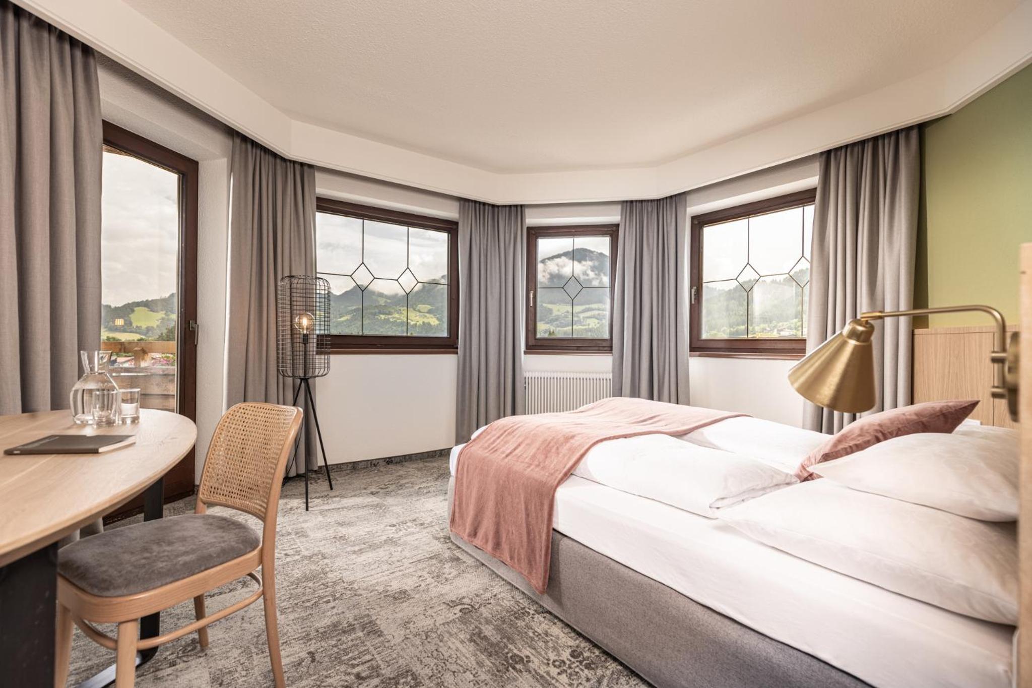 Deluxe Room with Balcony photo 2