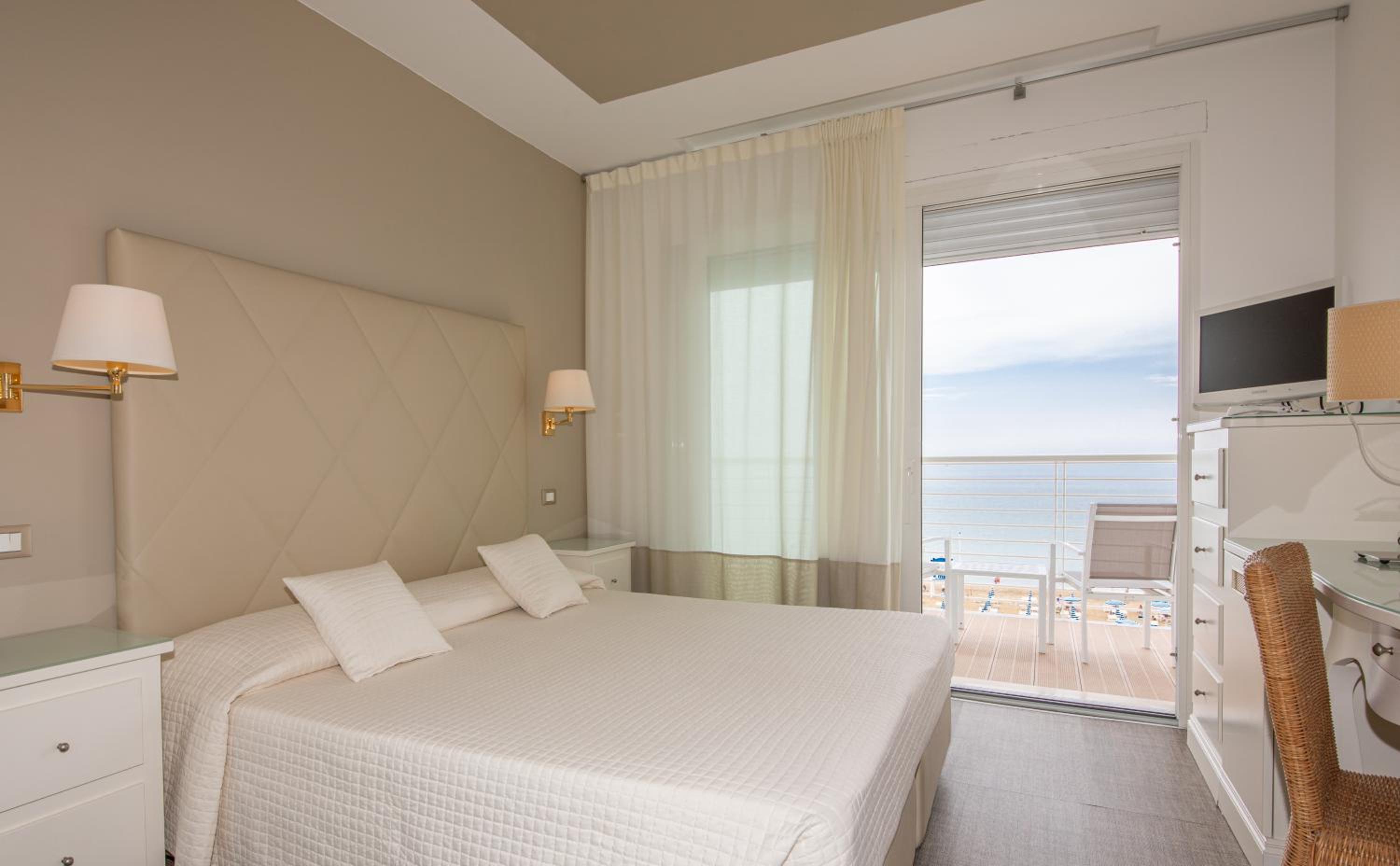 Double or Twin Room with Sea View - Photo 4