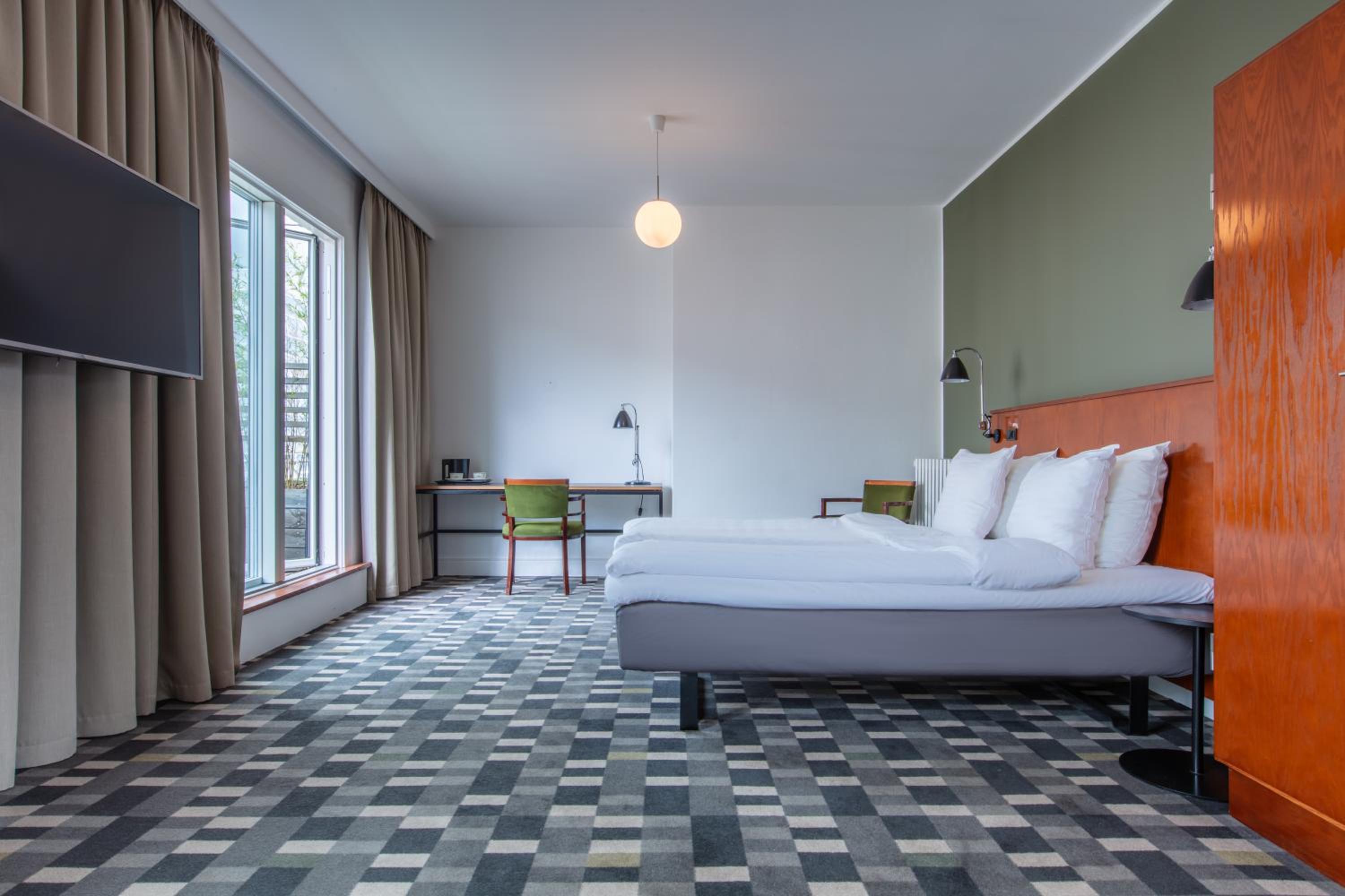 Standard Room with Balcony - Photo 10