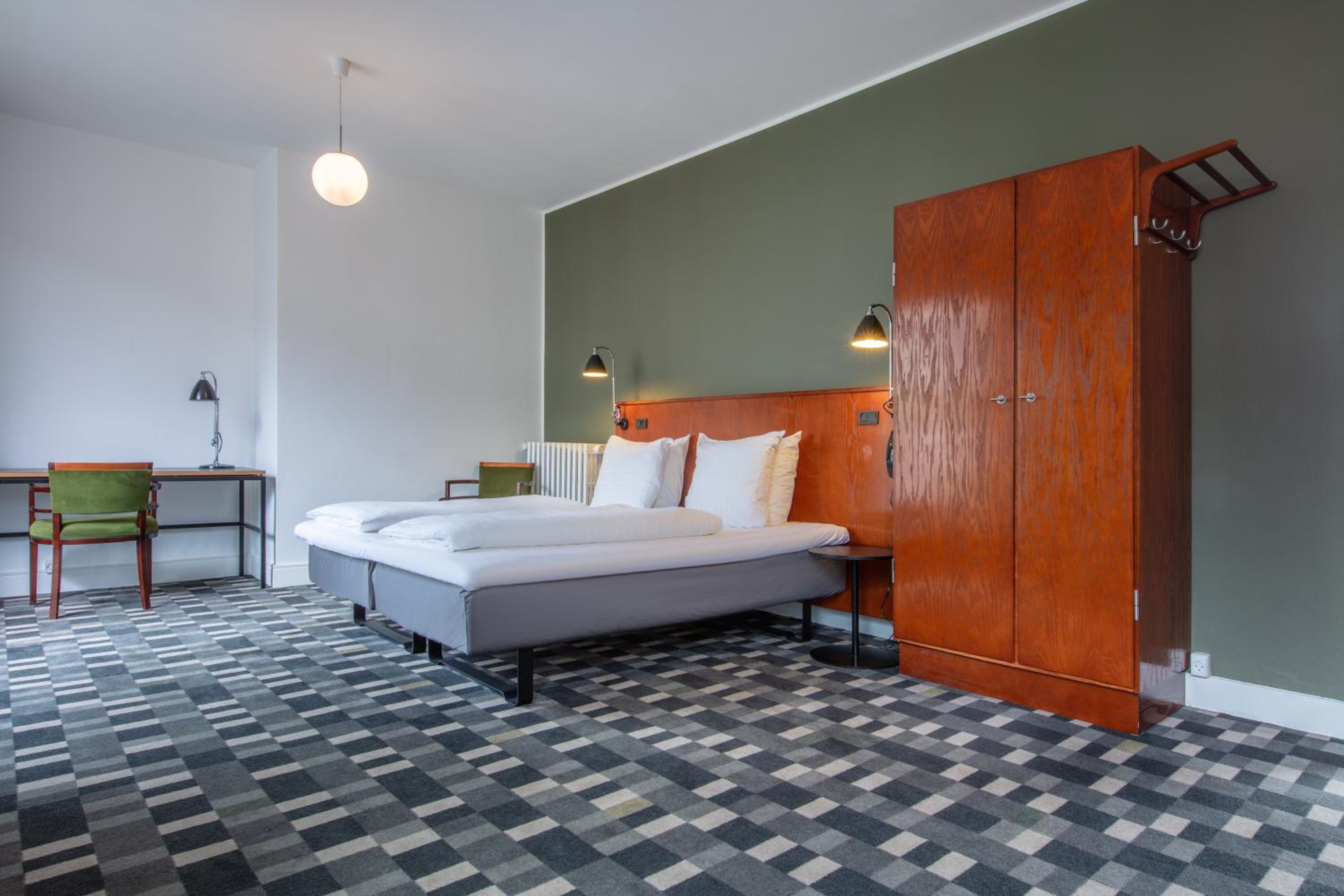 Standard Room with Balcony - Photo 9