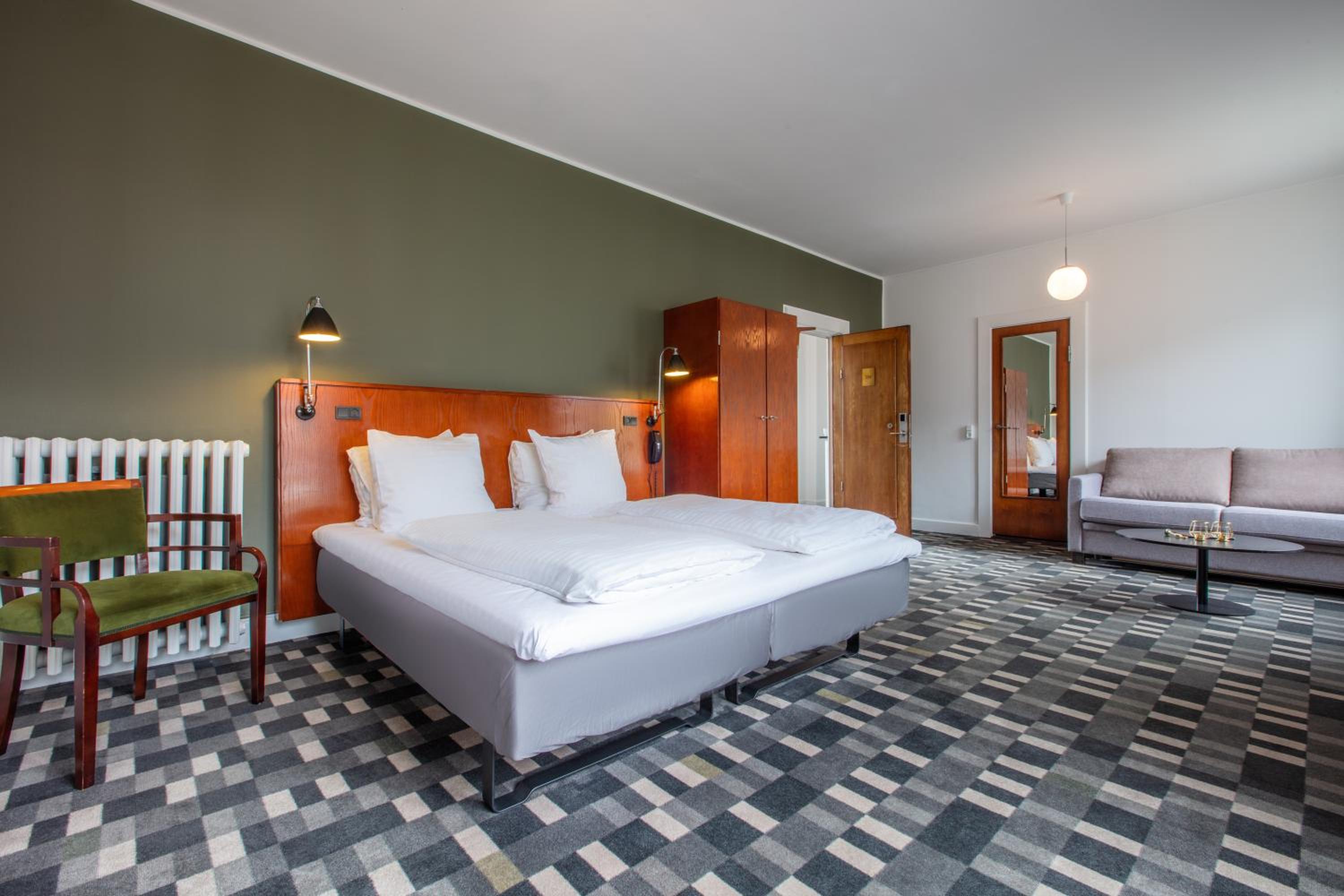 Standard Room with Balcony - Photo 8