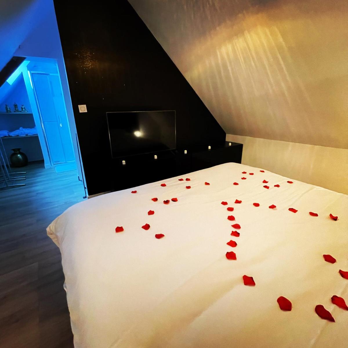 Suite with Hot Tub photo 3