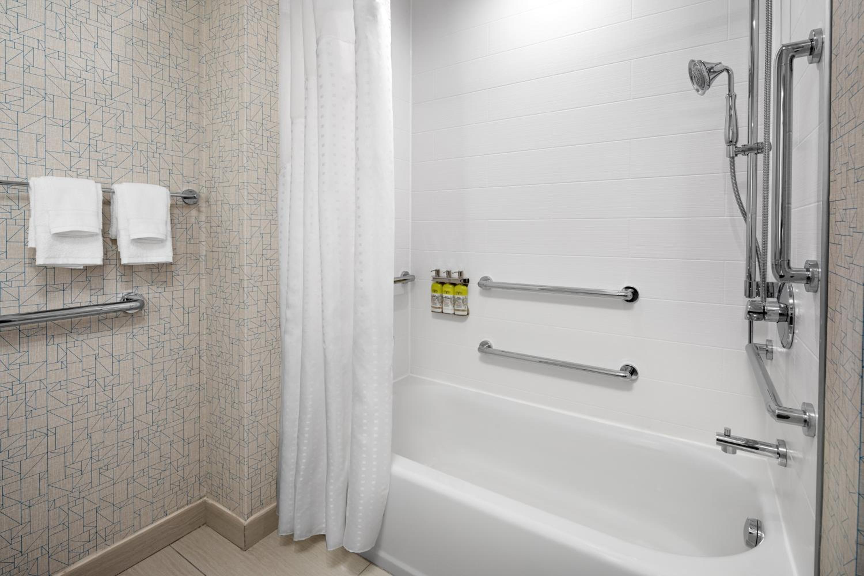 Standard Queen Room with Two Queen Beds and Mobility Accessible Tub - Photo 3