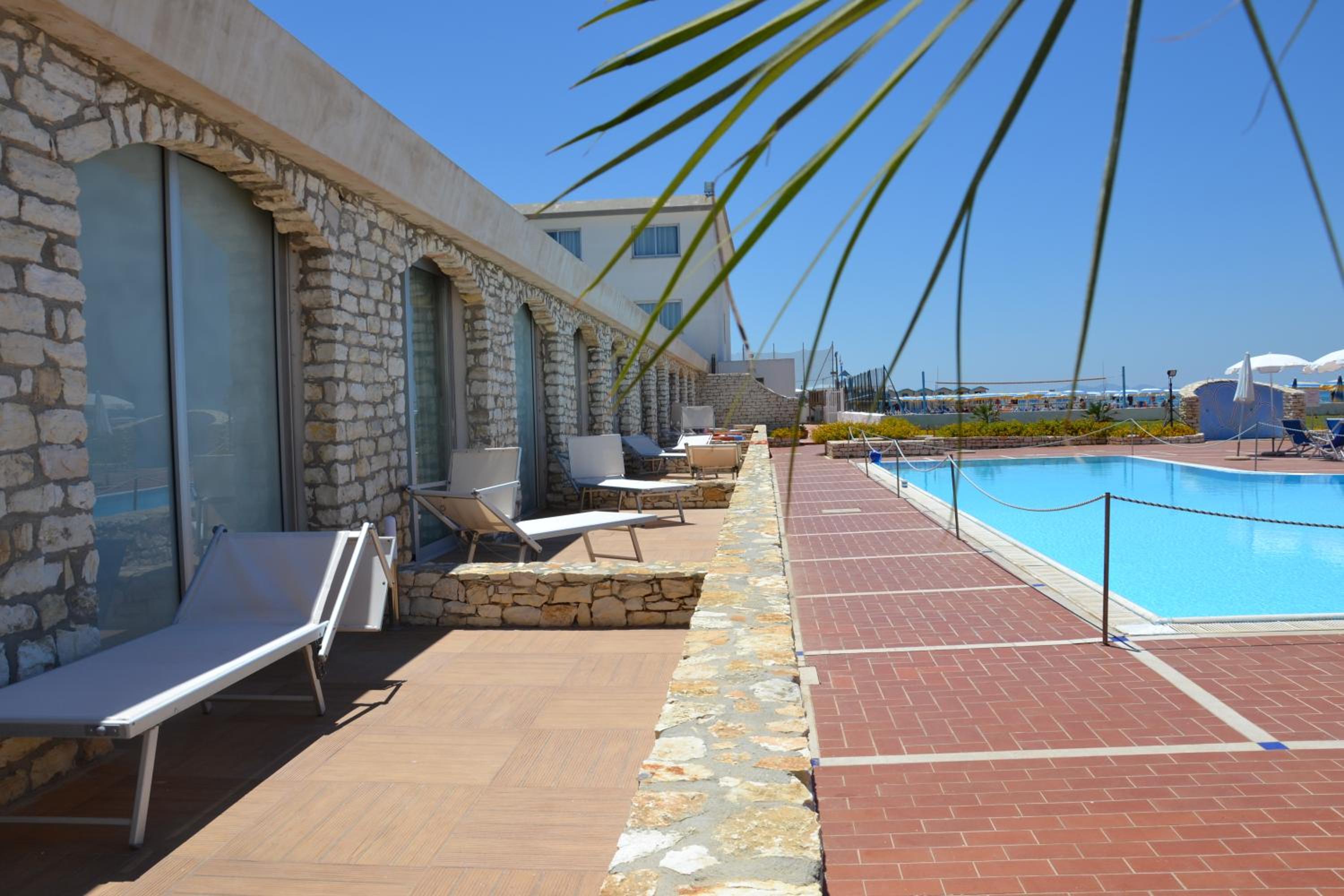 Double Room with Pool View - Photo 3