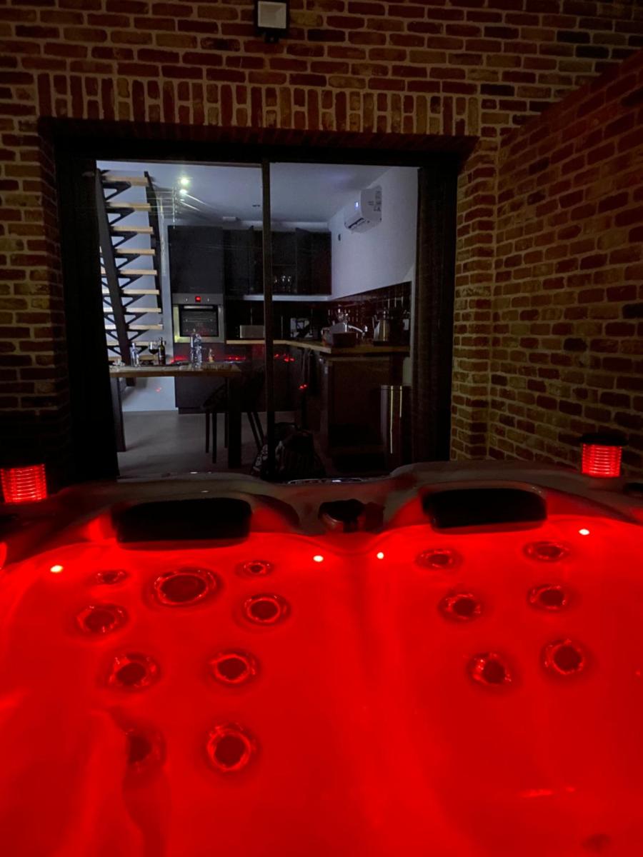 Suite with Hot Tub photo 3
