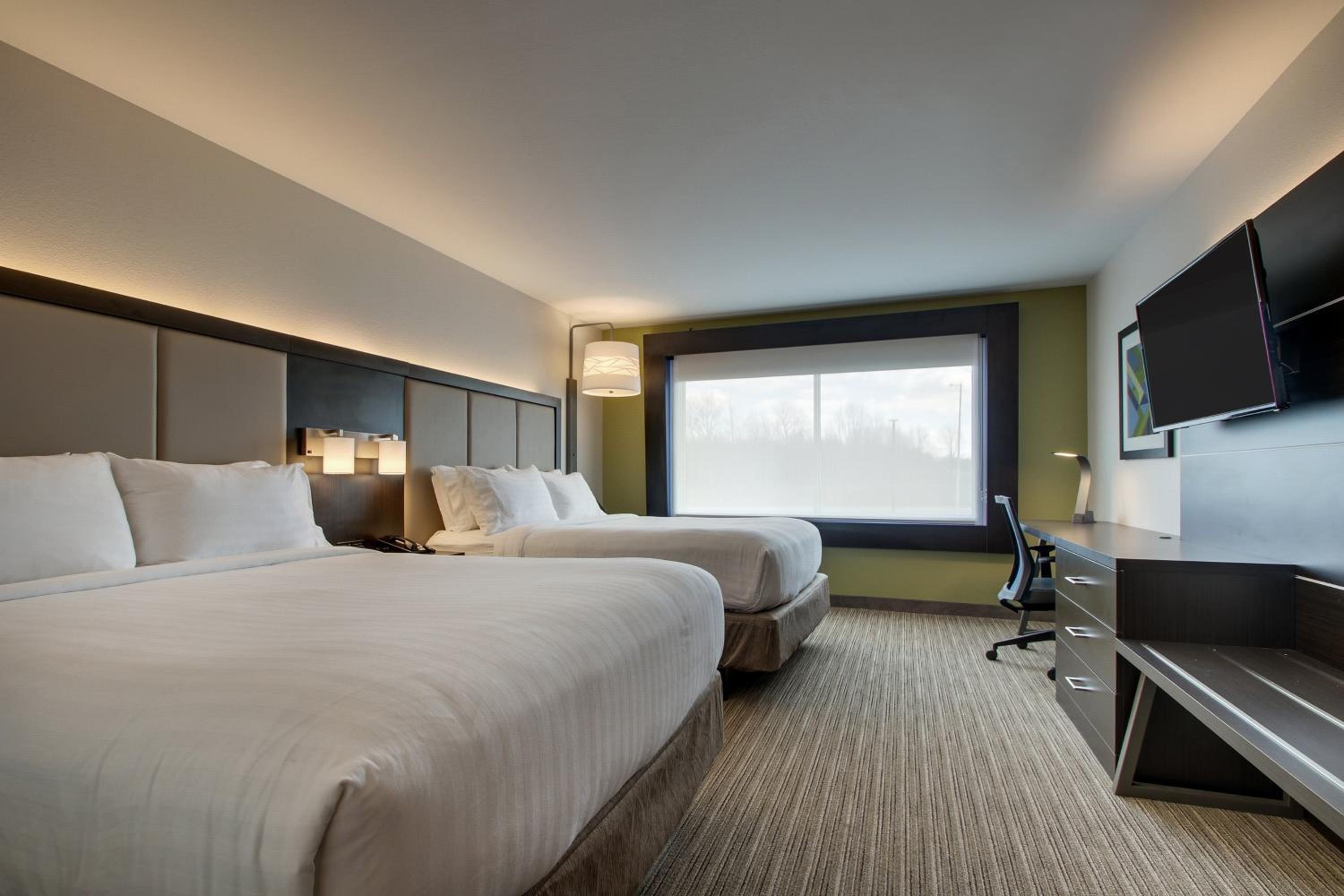 Queen Room with Two Queen Beds - Hearing Accessible/Non-Smoking photo 2