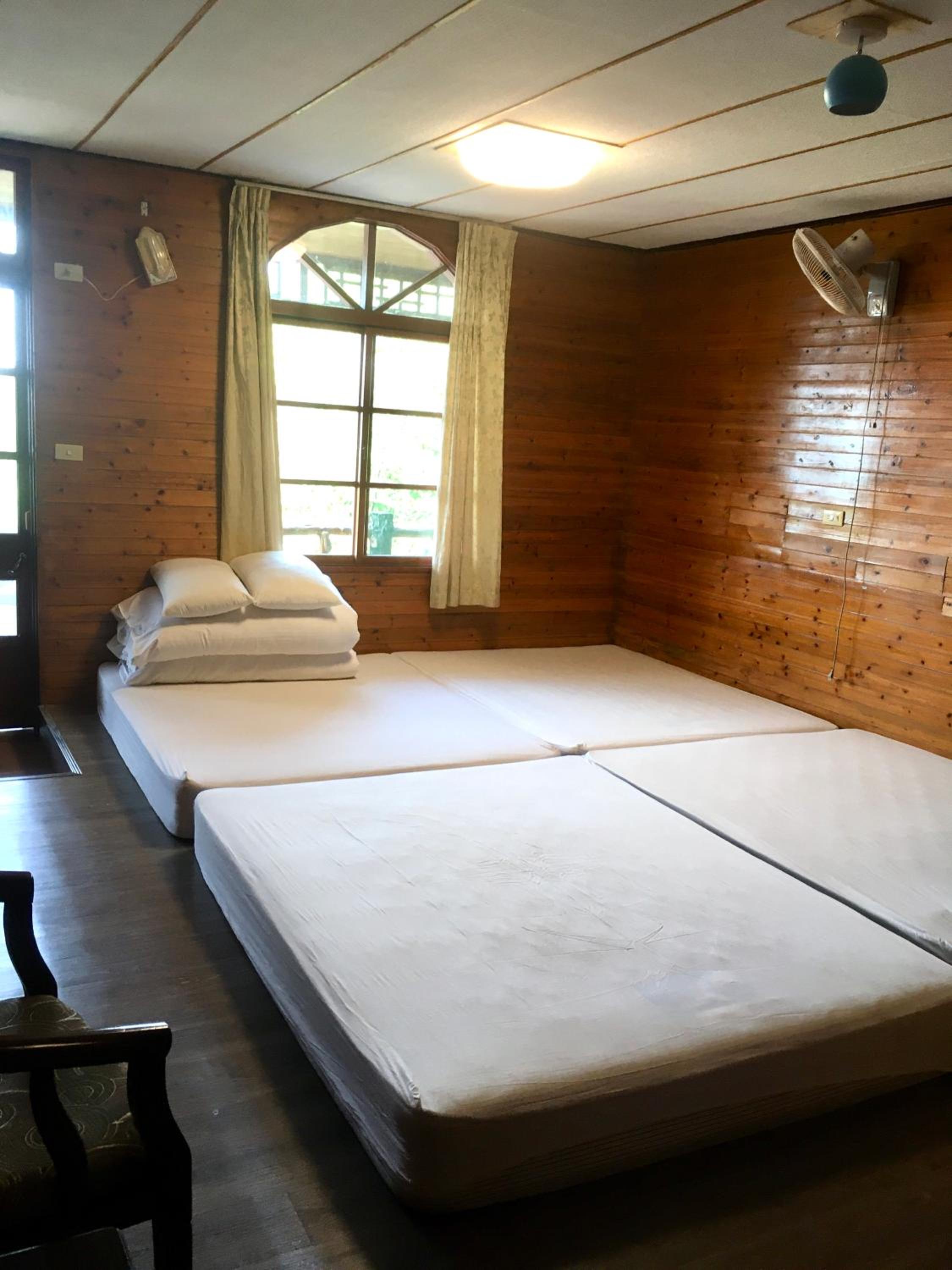 Eight-Bedroom House photo 3