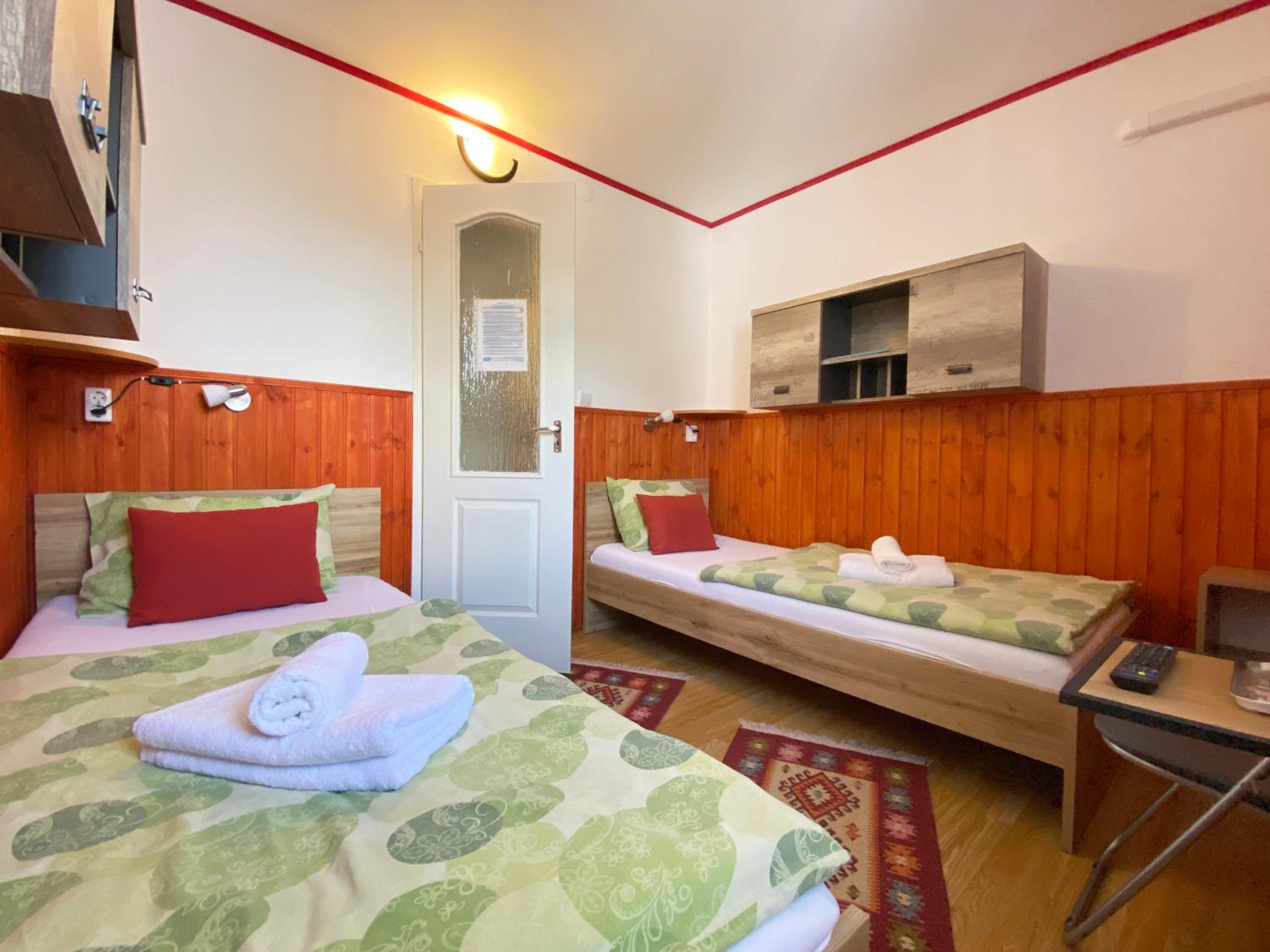 Twin Room - Photo 7