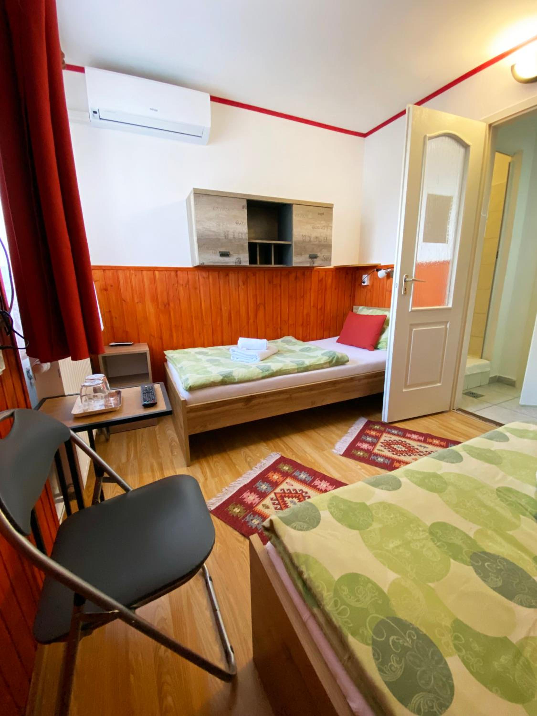 Twin Room - Photo 8