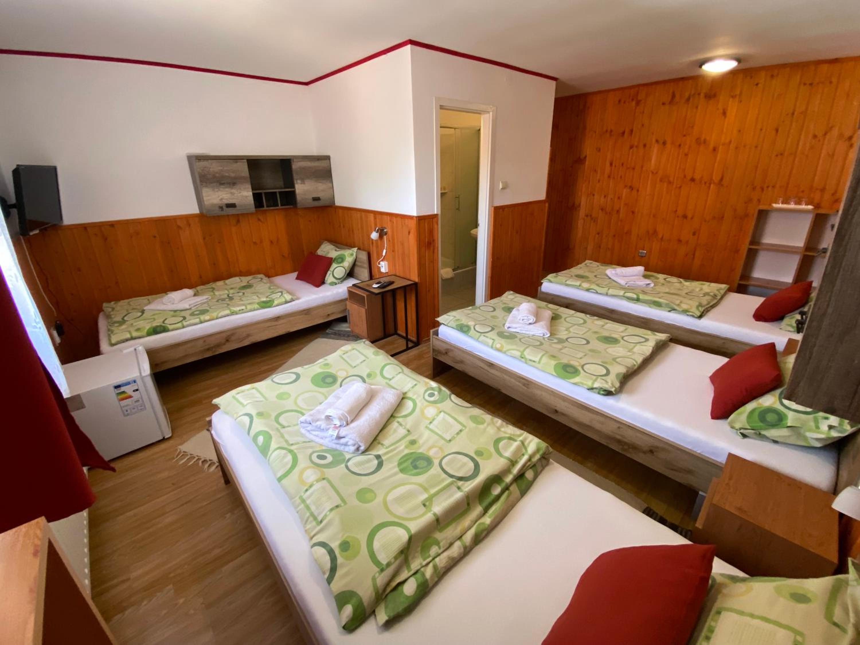 Quadruple Room - Photo 3