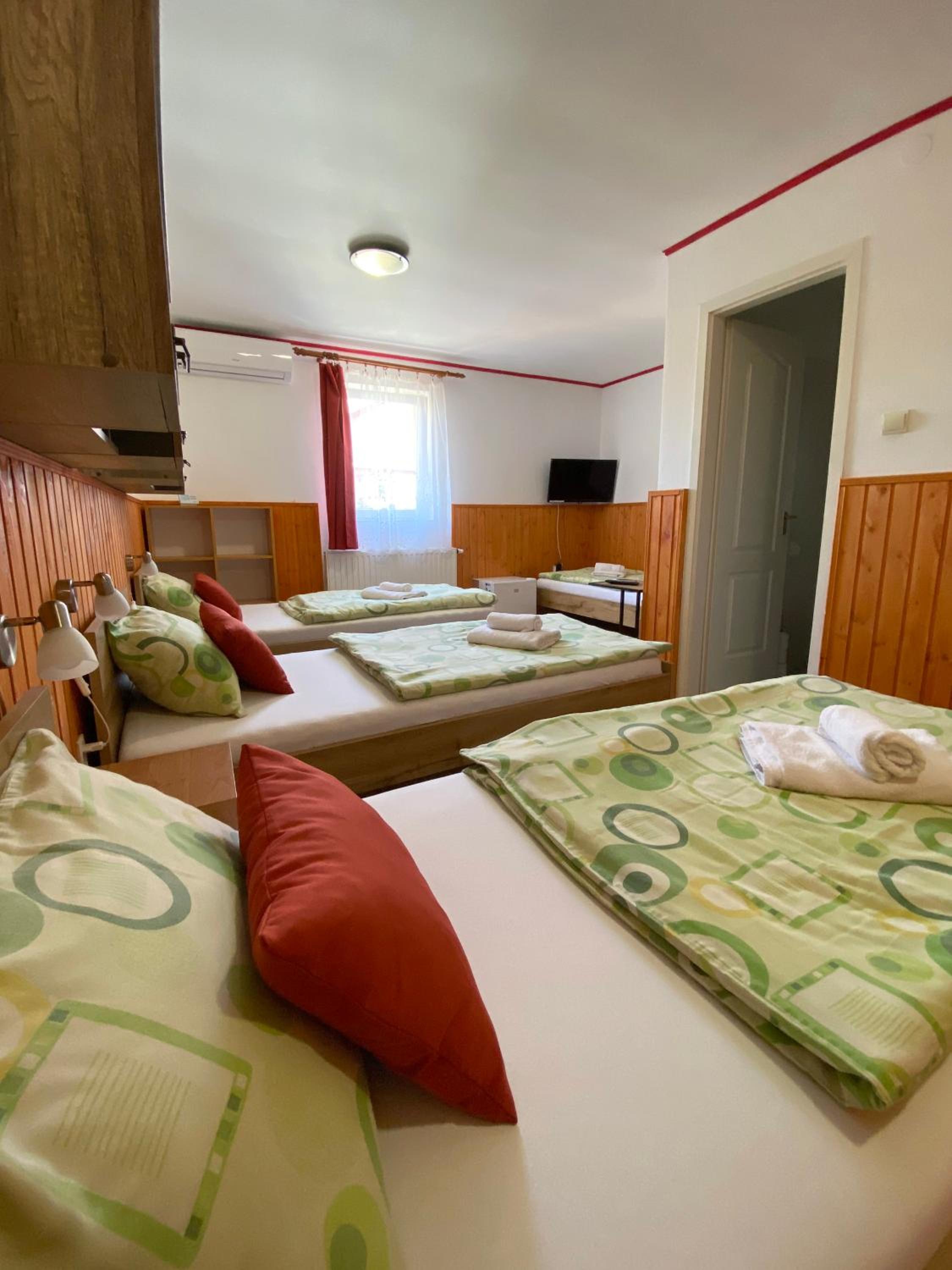 Quadruple Room - Photo 1