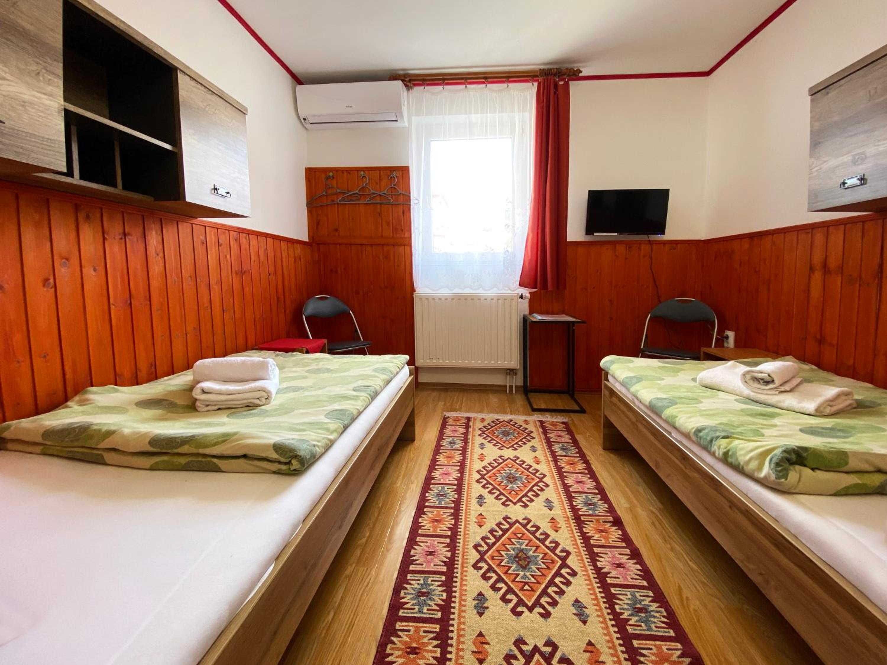 Twin Room - Photo 3