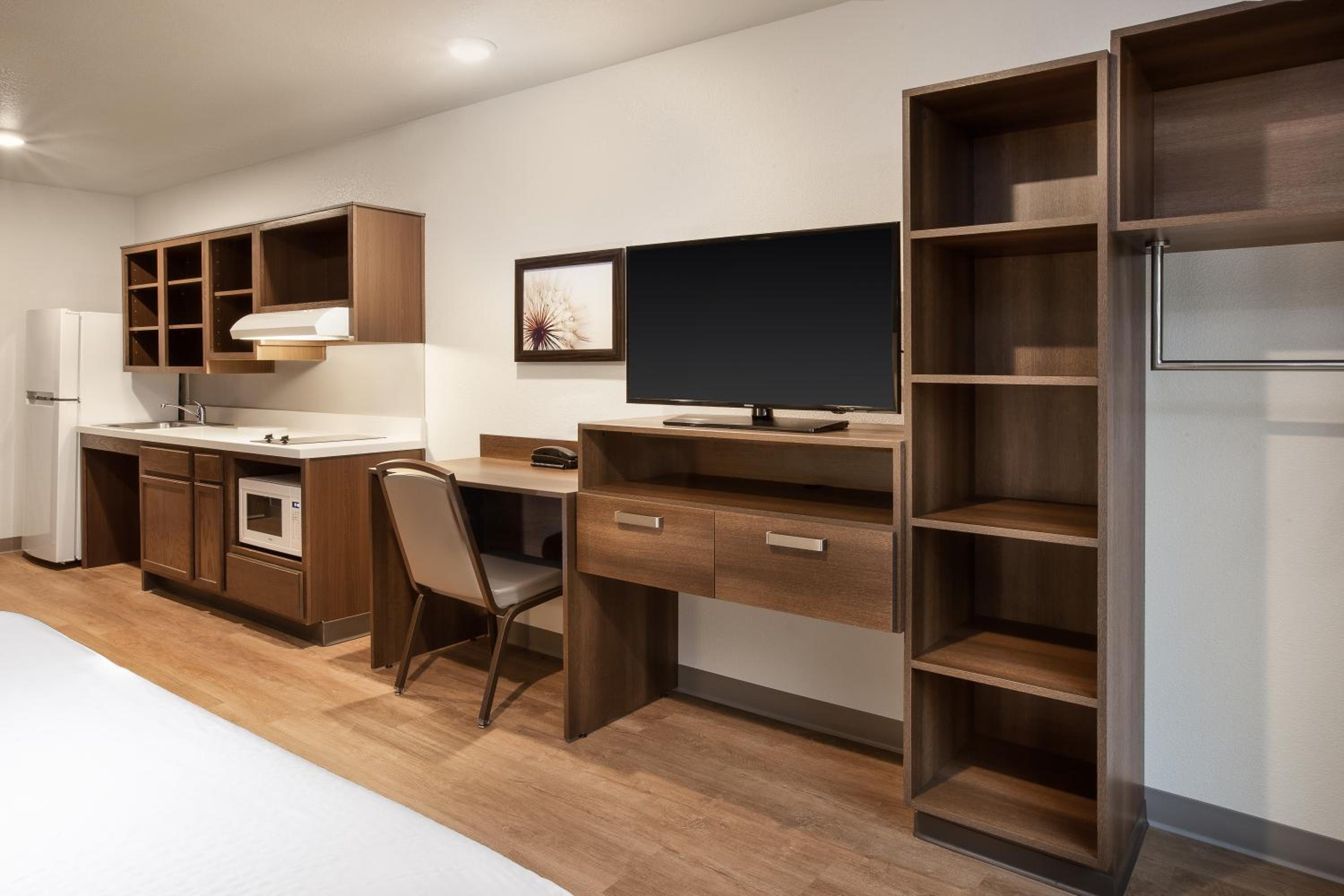 Queen Suite with Roll In Shower - Mobility Accessible/Non Smoking