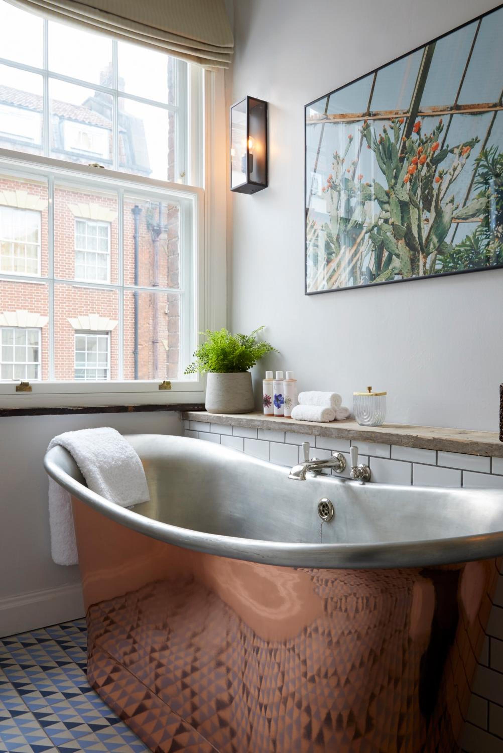 Deluxe Double Room with Bath - Photo 3
