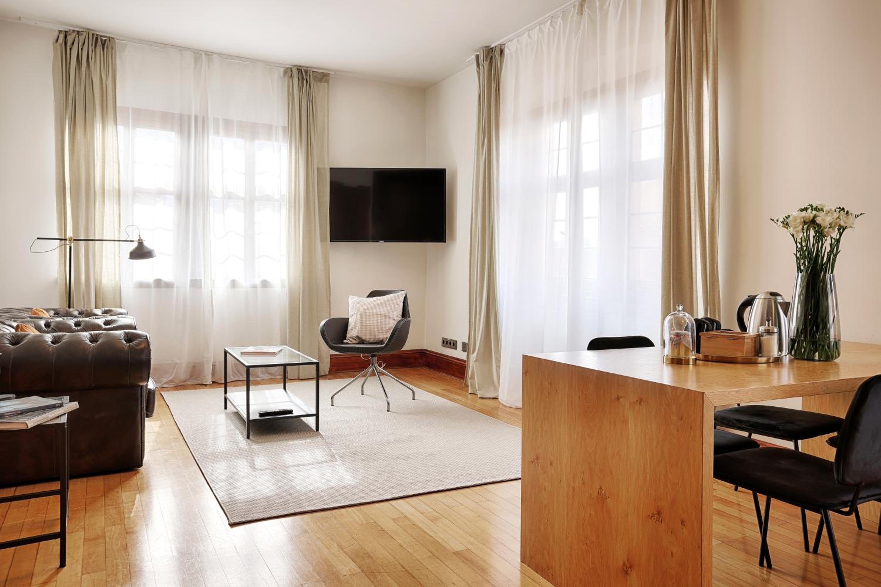 Deluxe Suite - Photo 5