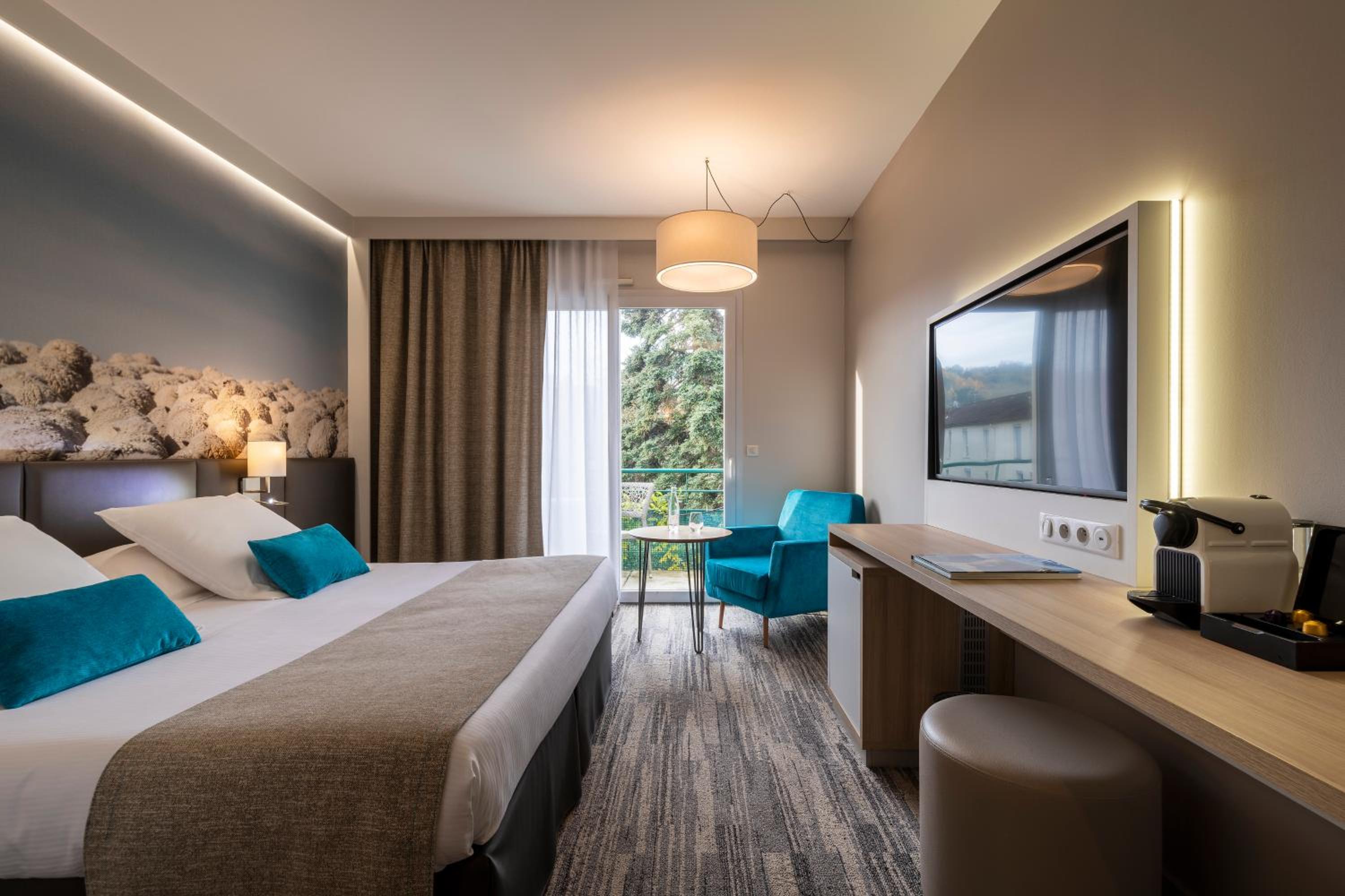 Superior King Room with Balcony - Photo 5