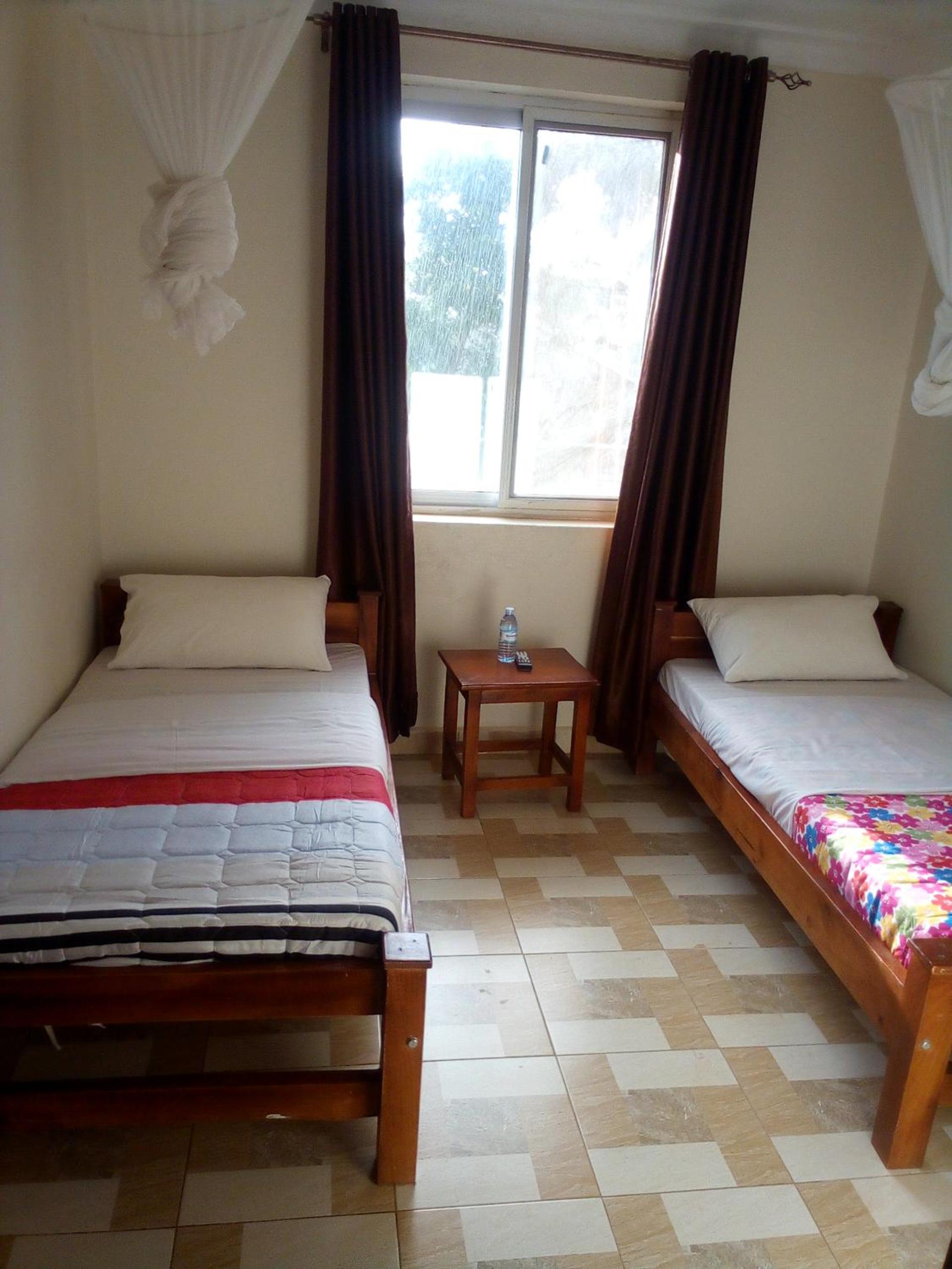 Economy Twin Room photo 2