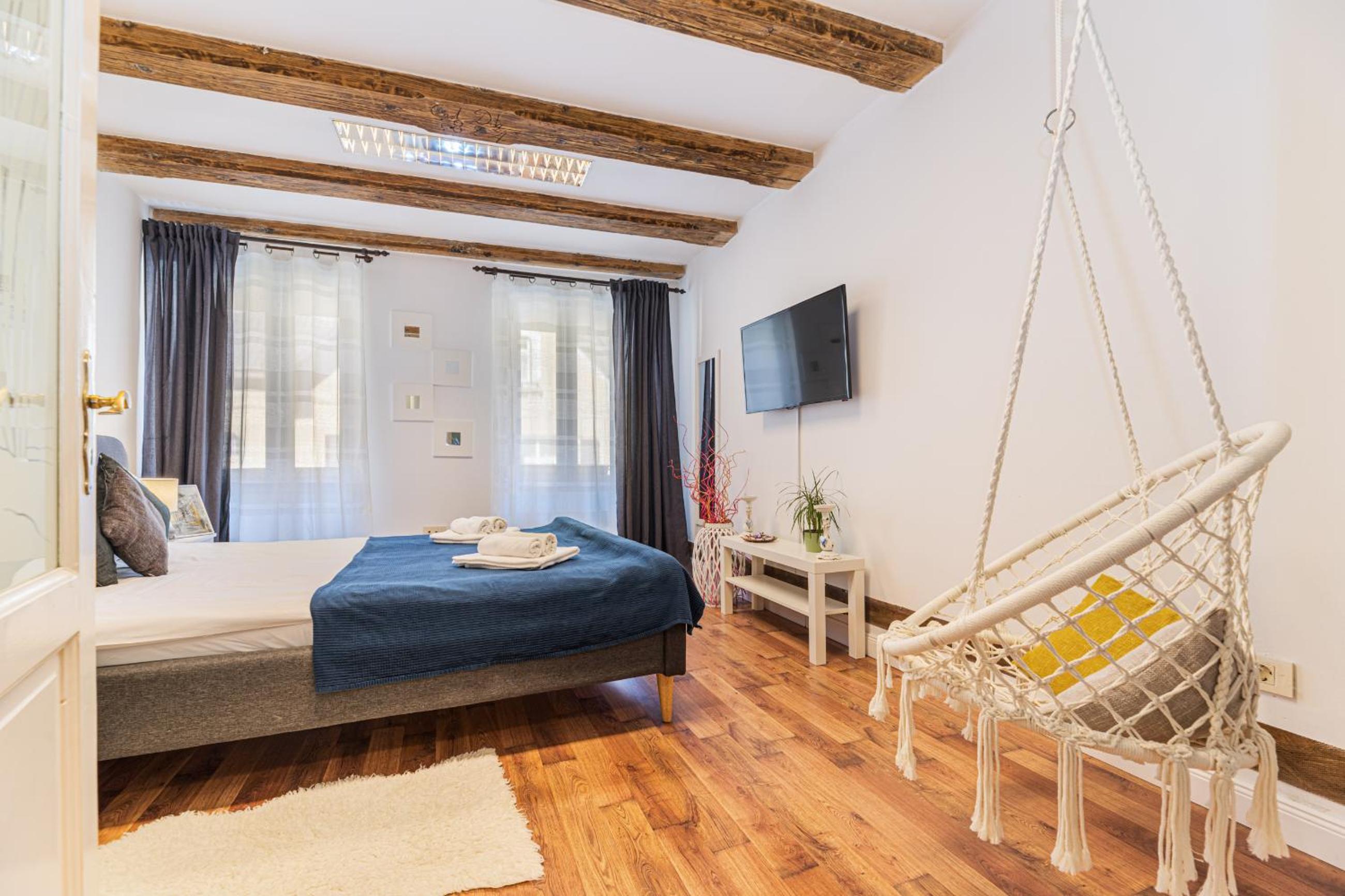One-Bedroom Apartment - Photo 24