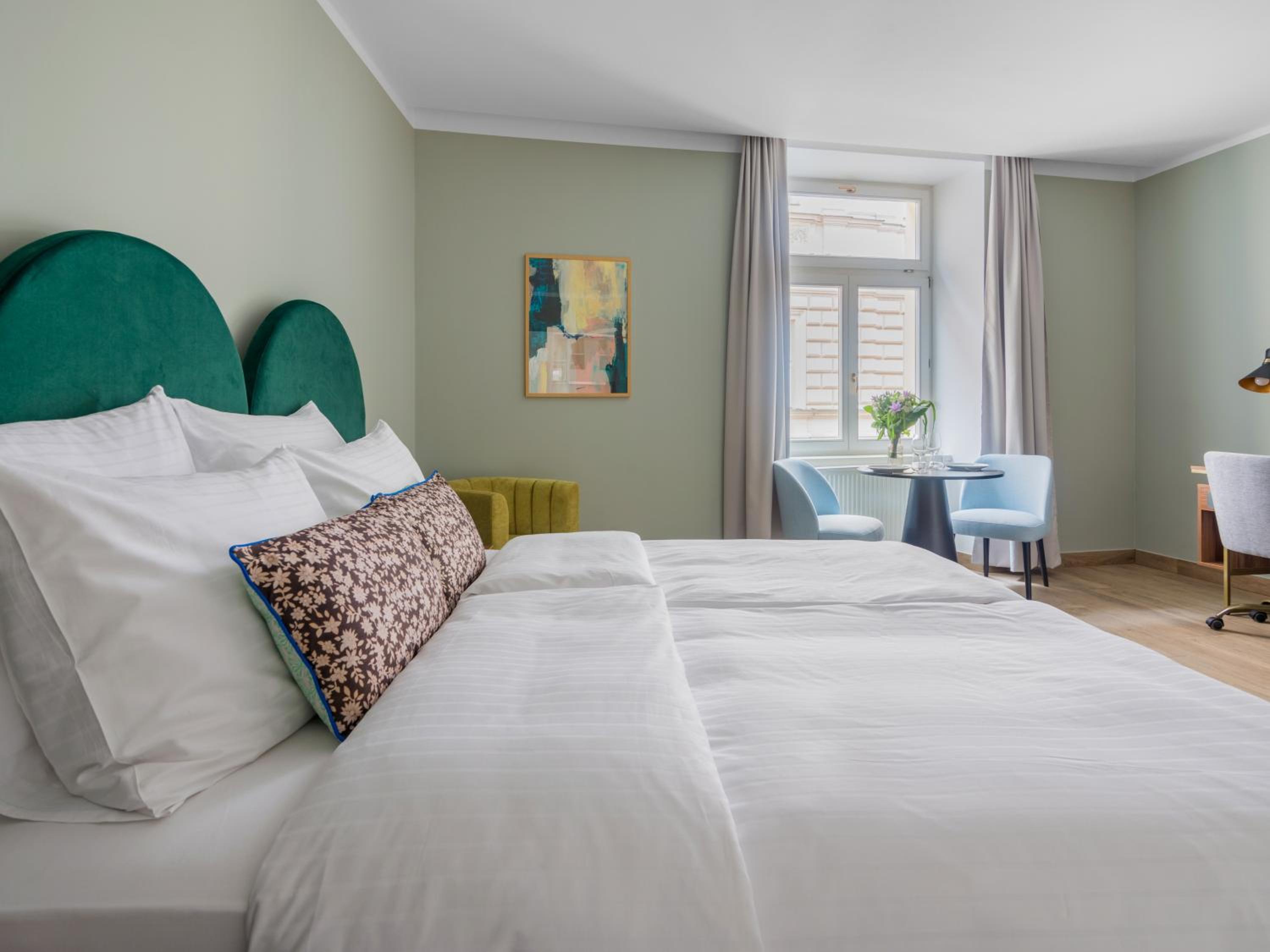 Extra Large Studio with Kitchenette and Bathtub