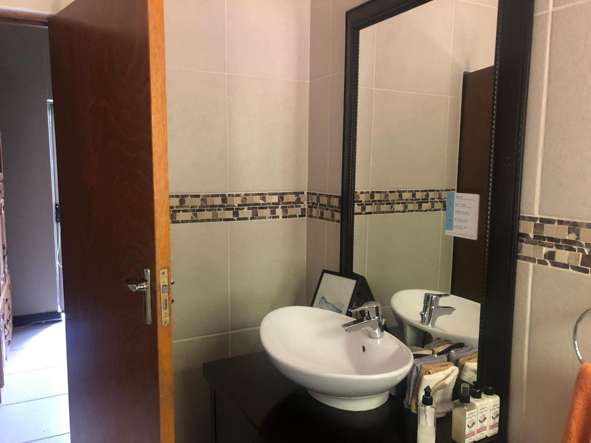 Standard Double Room - Photo 10