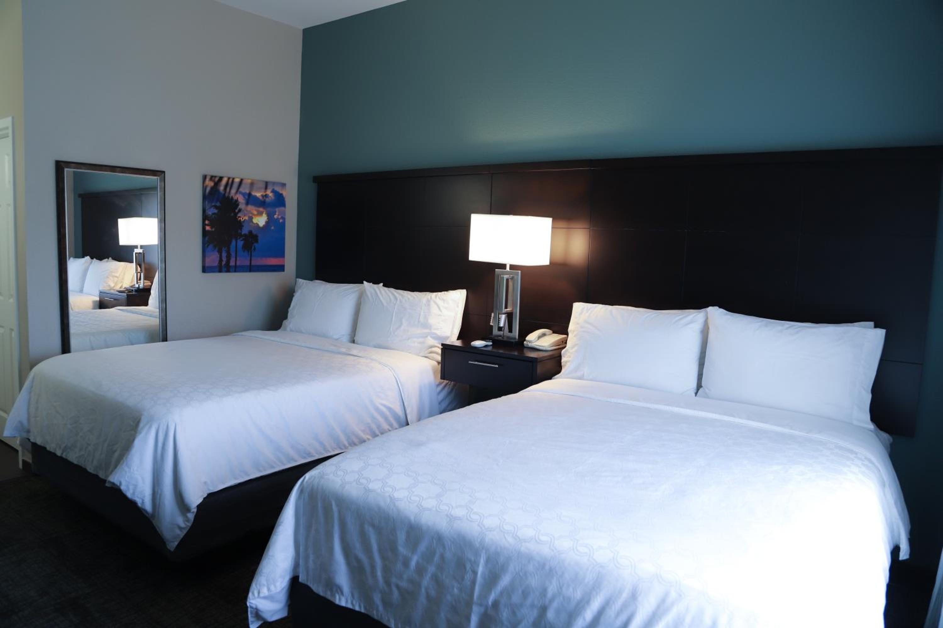 One-Bedroom Suite with Two Queen Beds - Photo 2