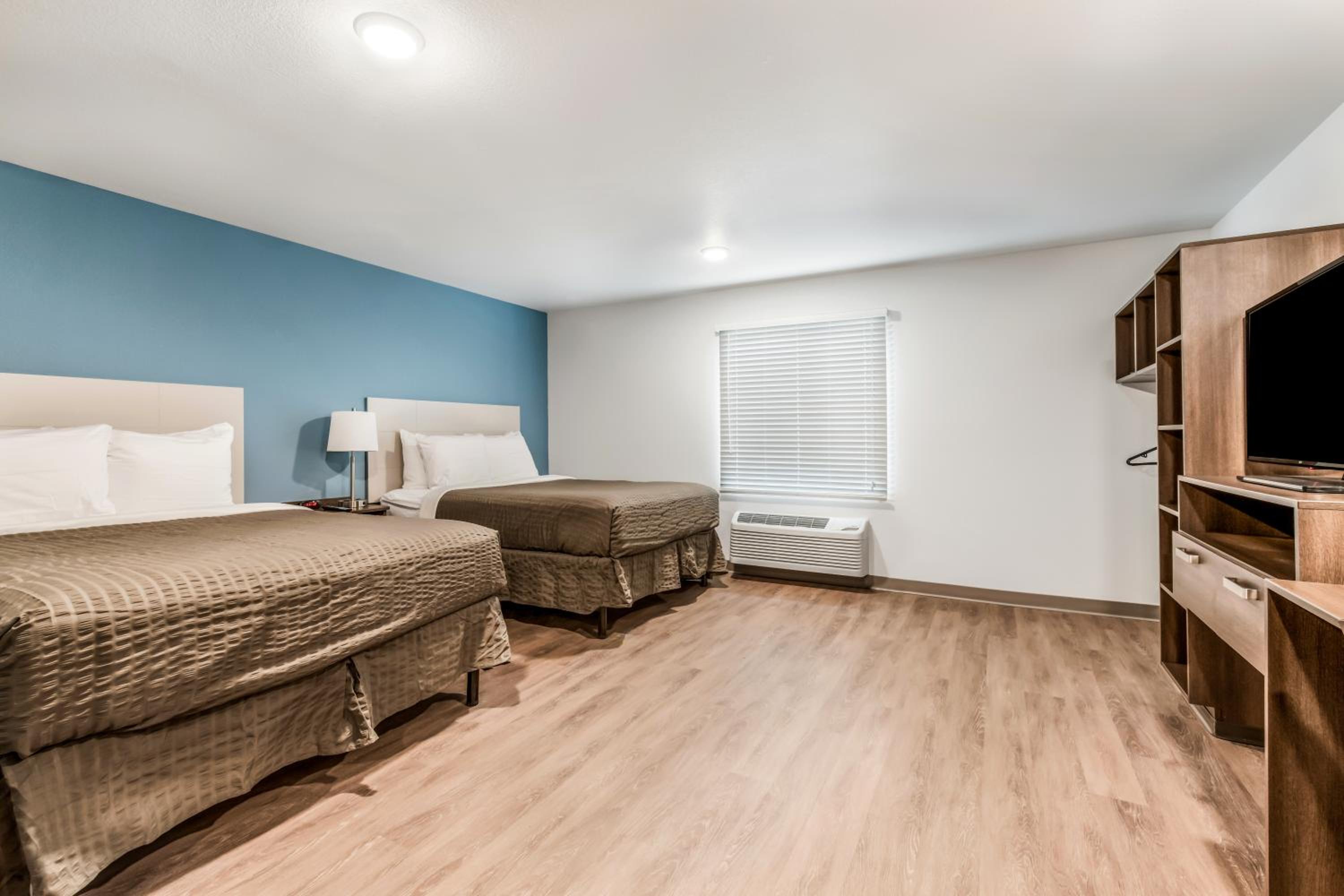 Standard Queen Room with Two Queen Beds - Non-Smoking - Photo 3