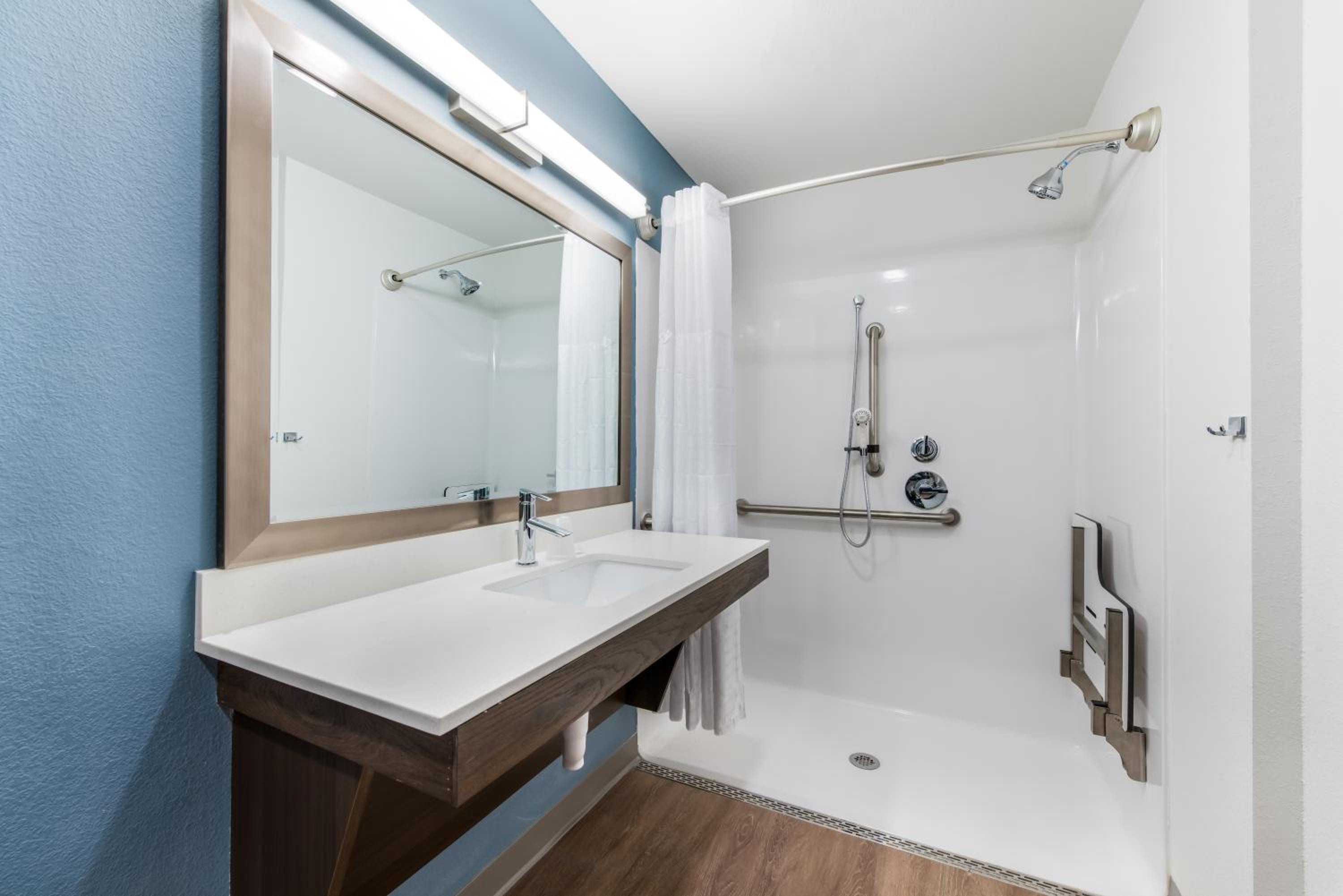 Queen Room with Roll-In Shower - Accessible/Non-Smoking - Photo 5