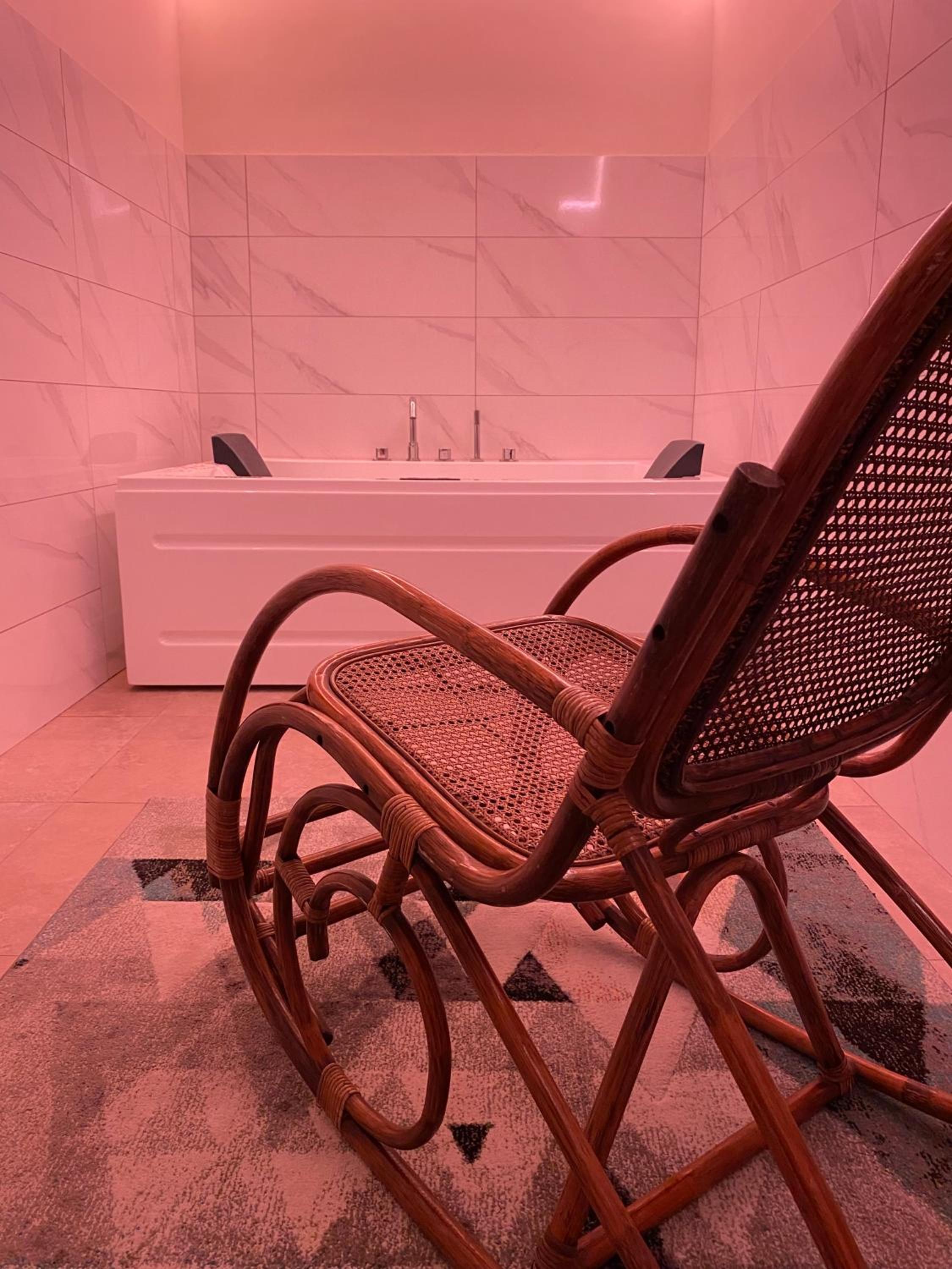 Suite with Hot Tub - Photo 4