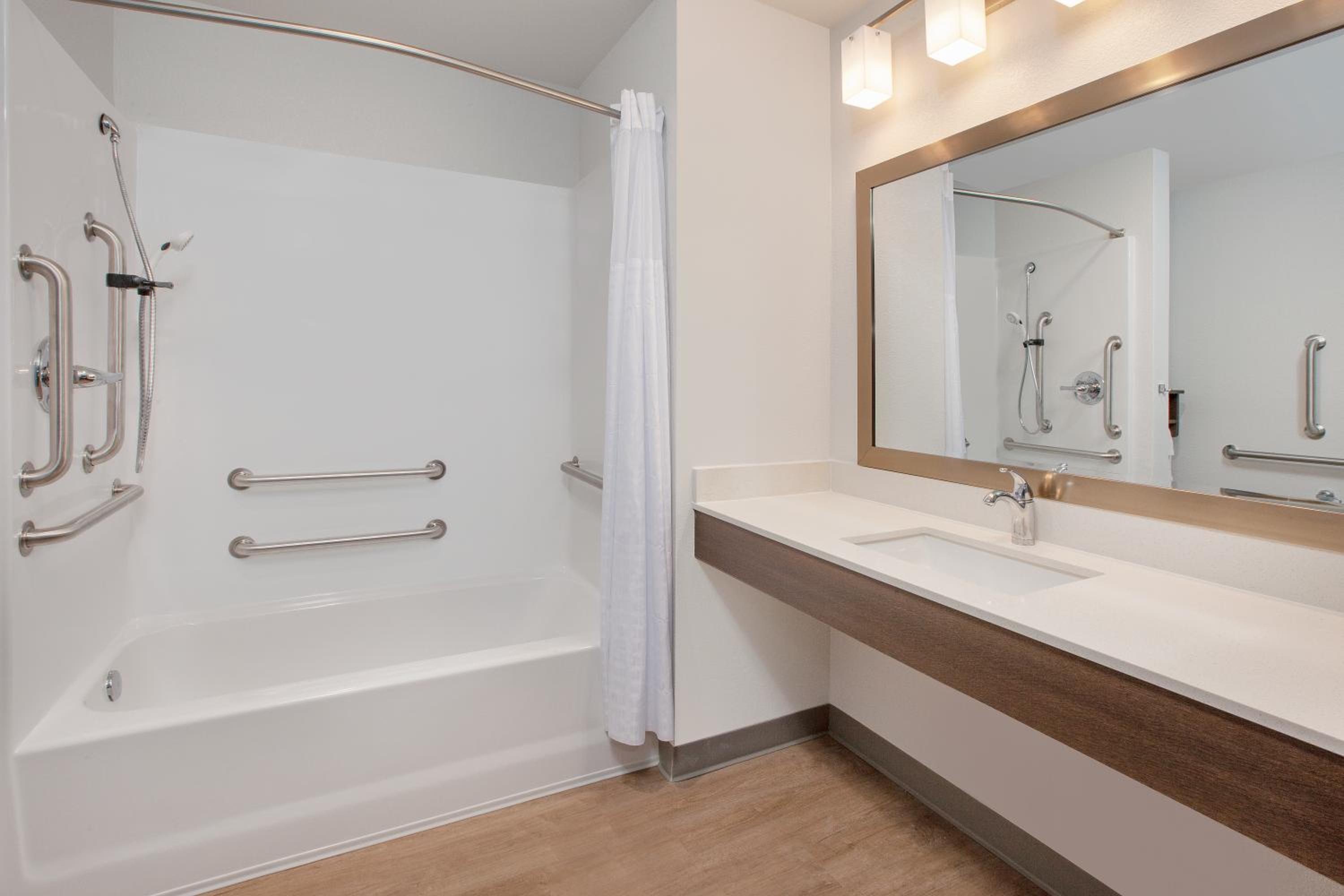 King Room - Accessible/Non-Smoking photo 2