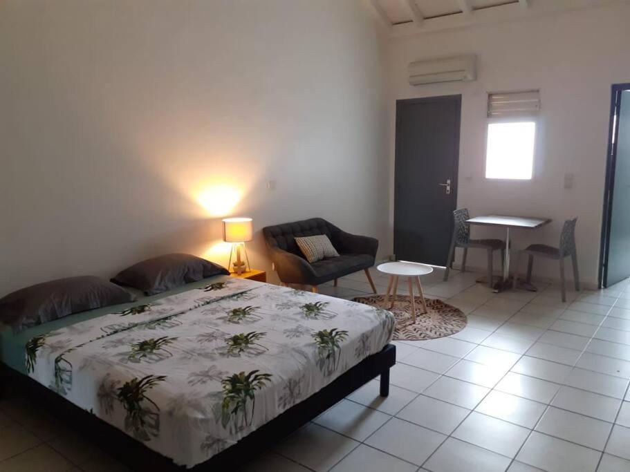 One-Bedroom Apartment photo 1