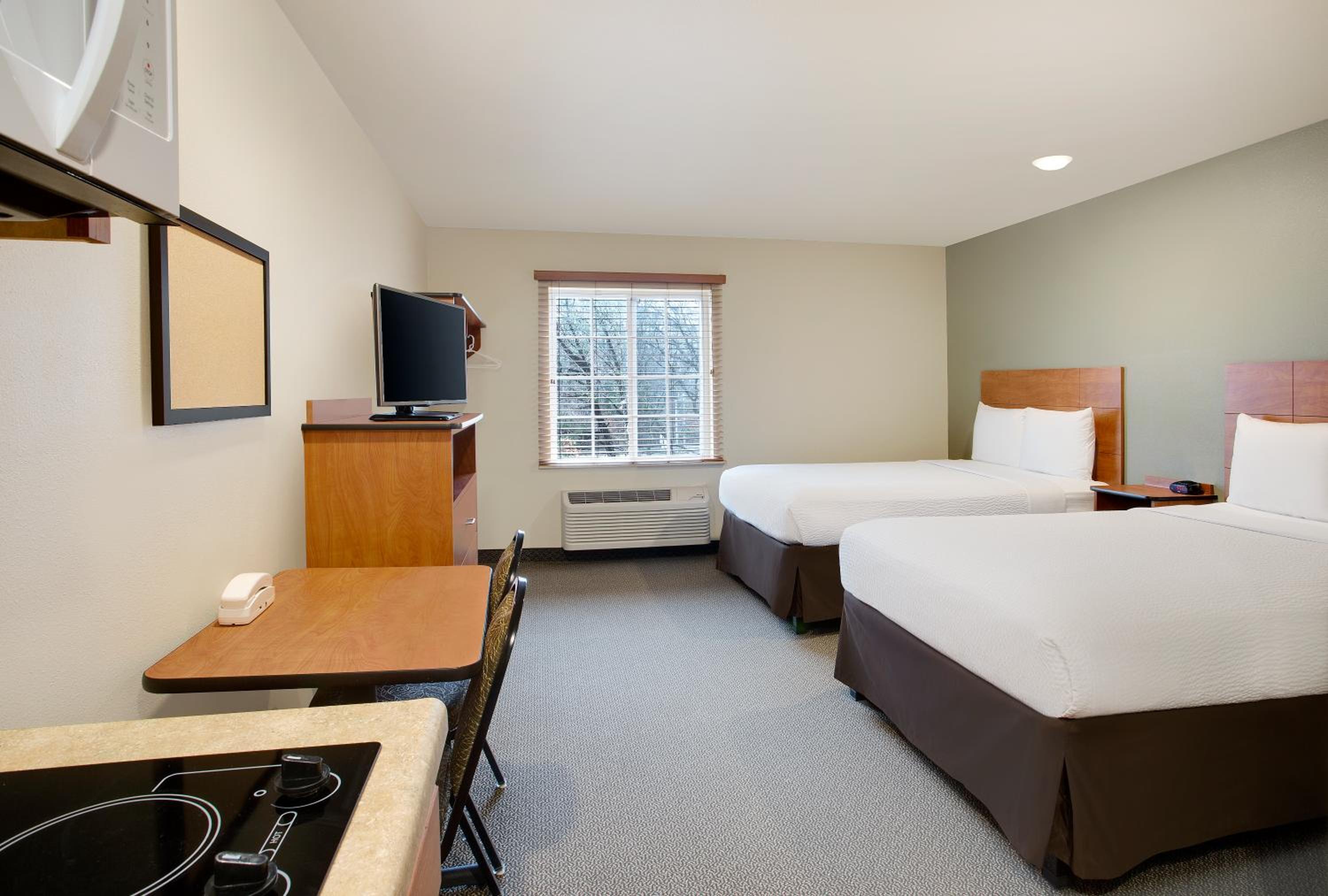 Queen Suite with Two Queen Beds - Smoking photo 3