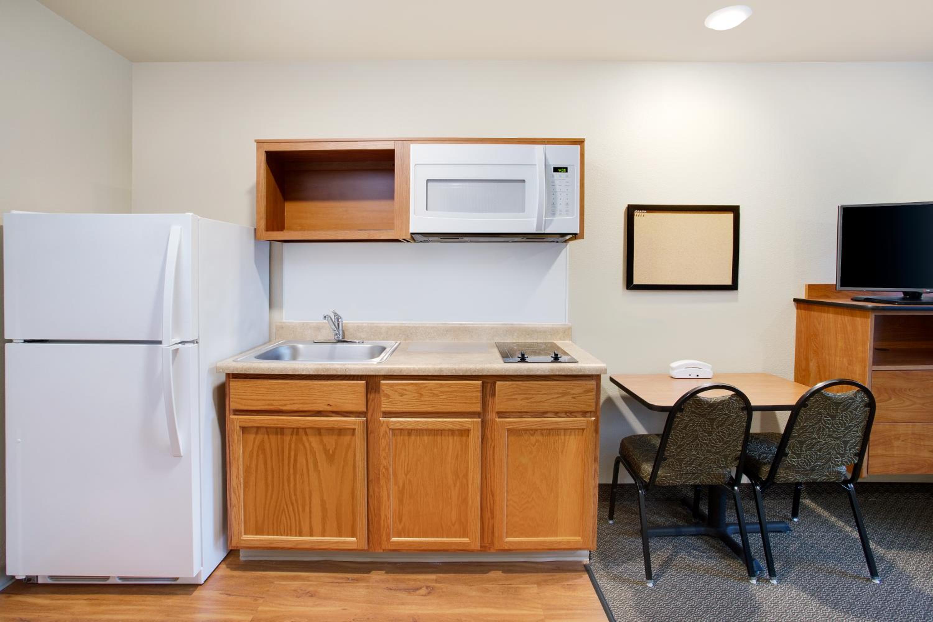 Queen Suite with Roll-In Shower - Accessible/Non-Smoking photo 2